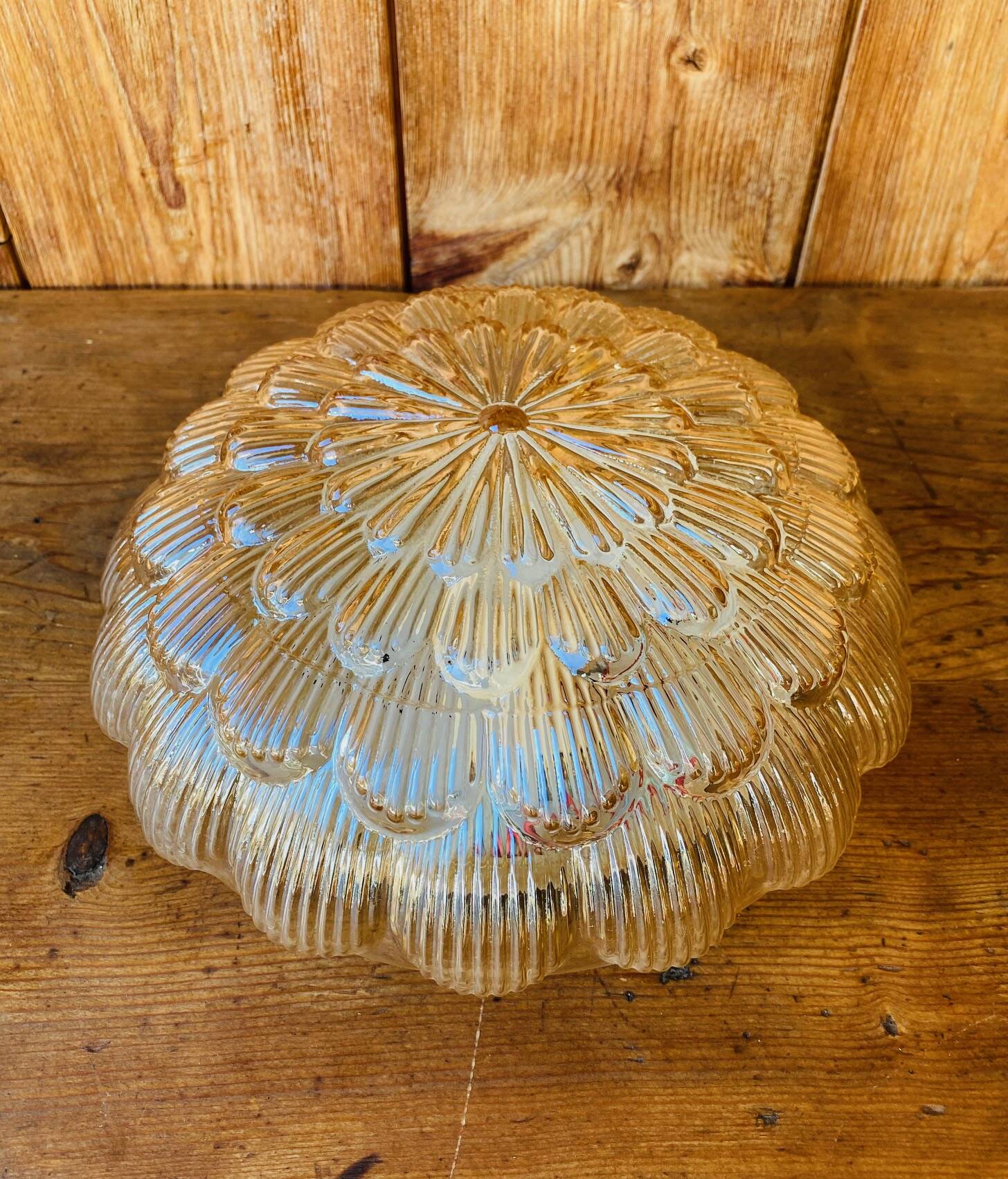 Plafonnier en verre moulé ambré vintage.