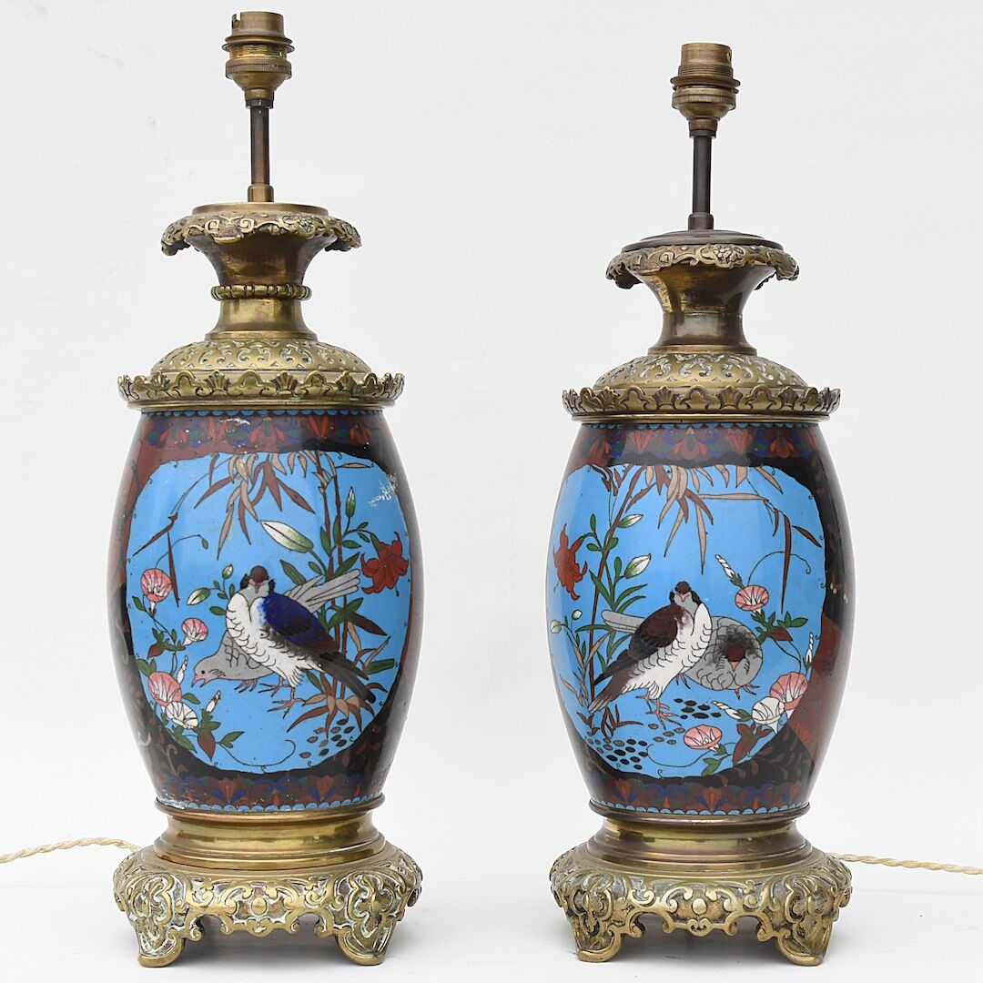 Paire de lampes en bronze et émaux cloisonnés