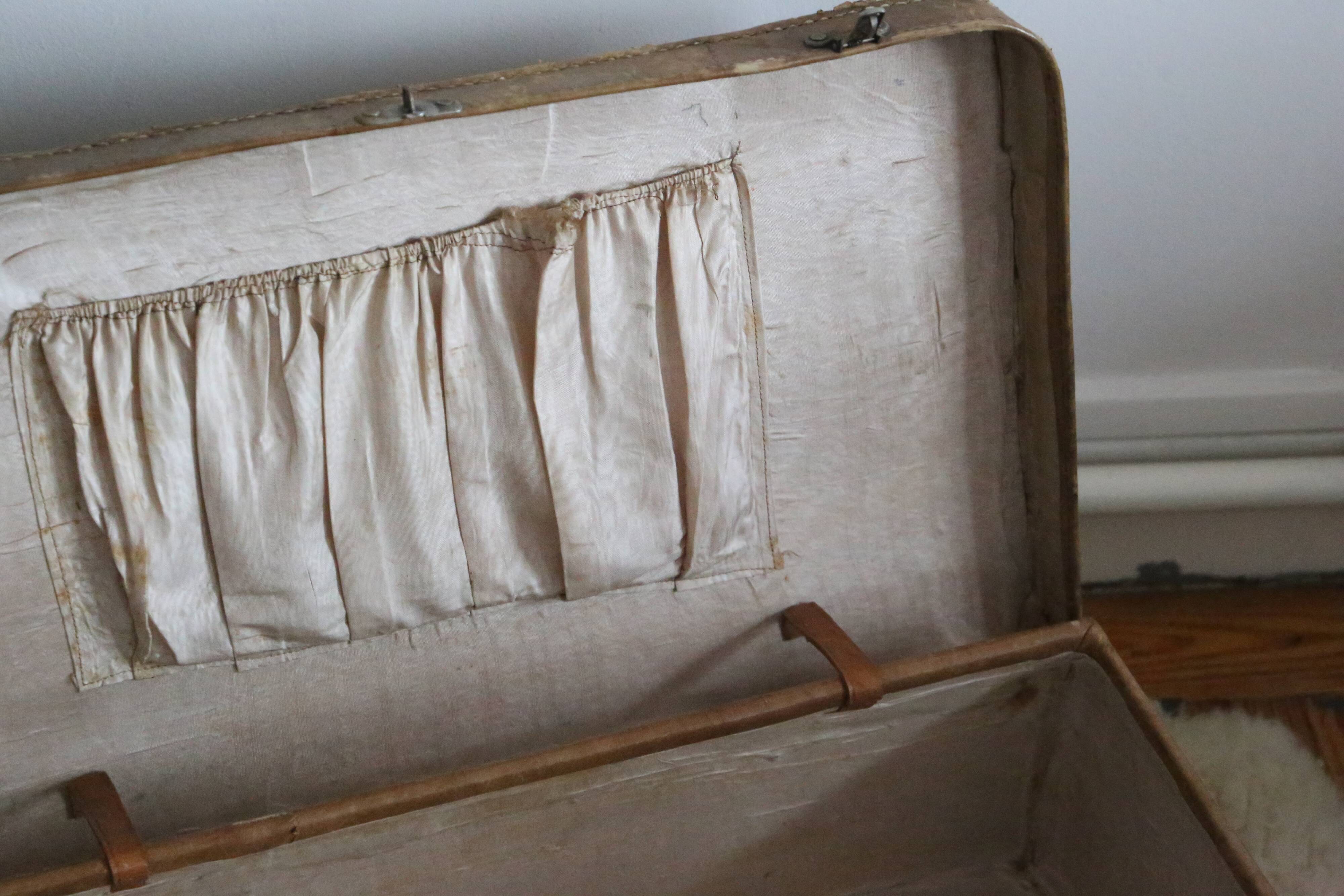 Pretty leather suitcase from the 40s/50s