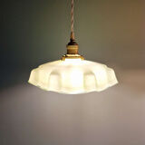 Trio de suspensions Art Déco en opaline colorée, années 1930