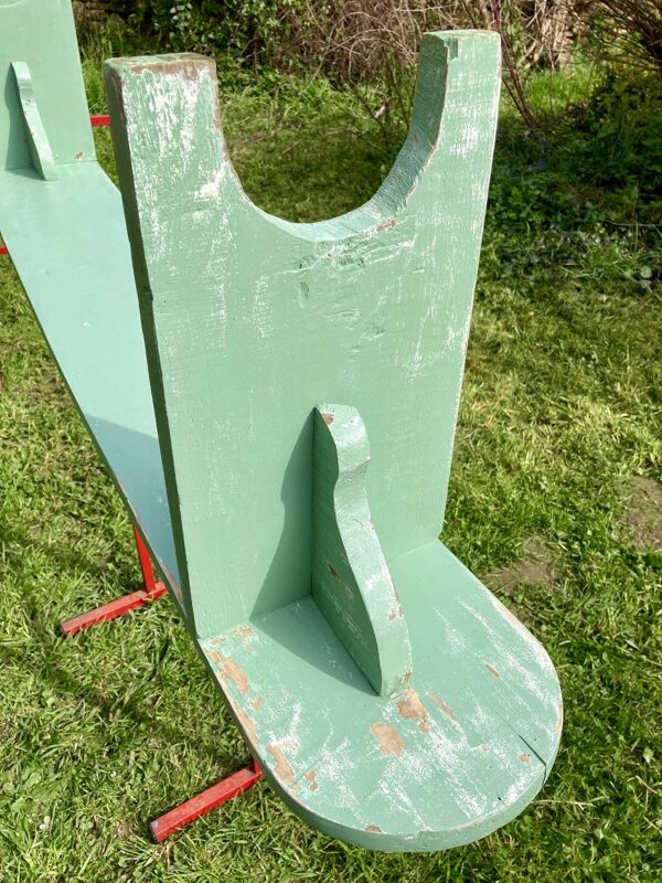 Ancien banc de ferme courbé en bois