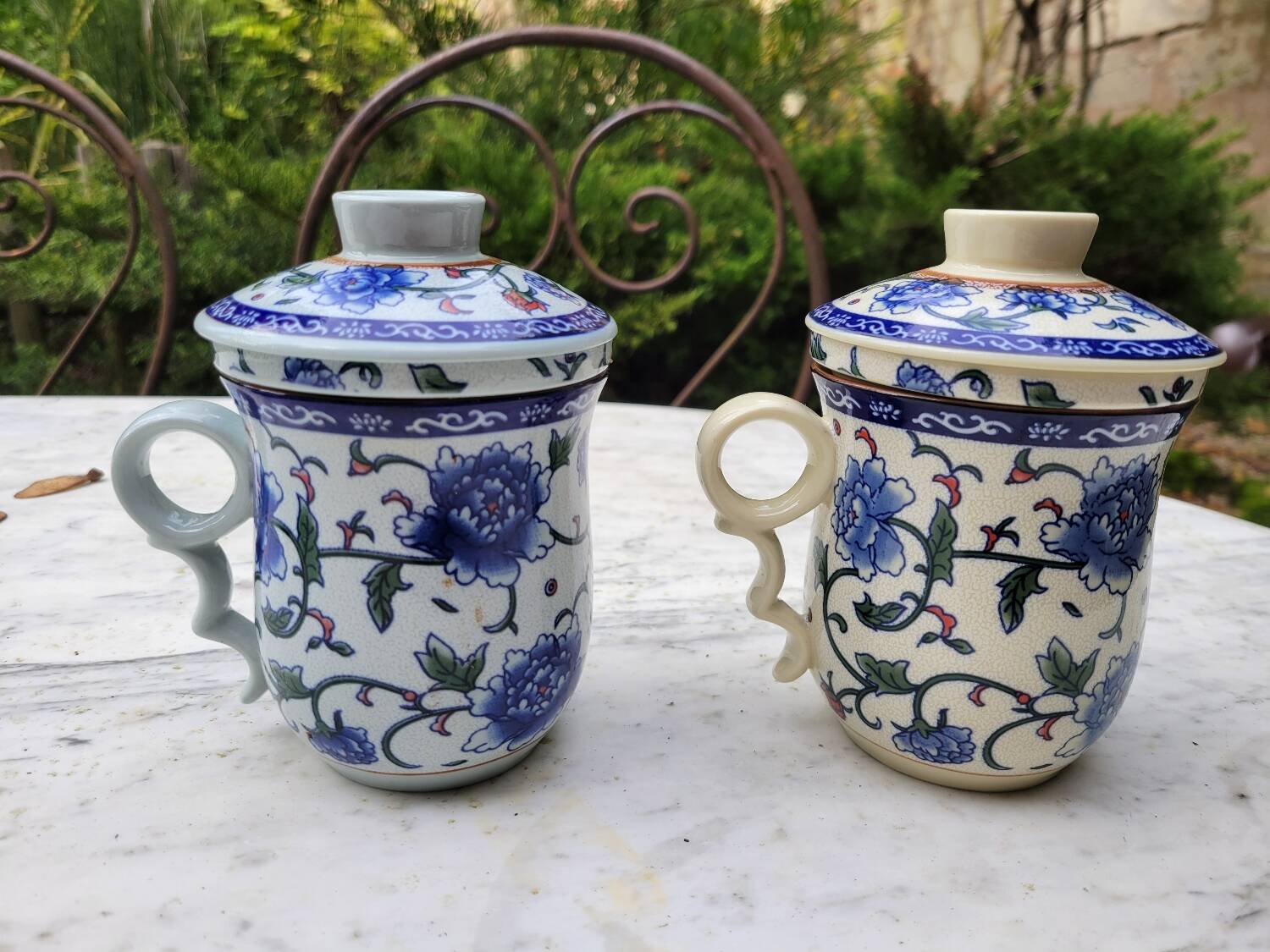 Paire de tasse à thé, couvercle et infuseur
