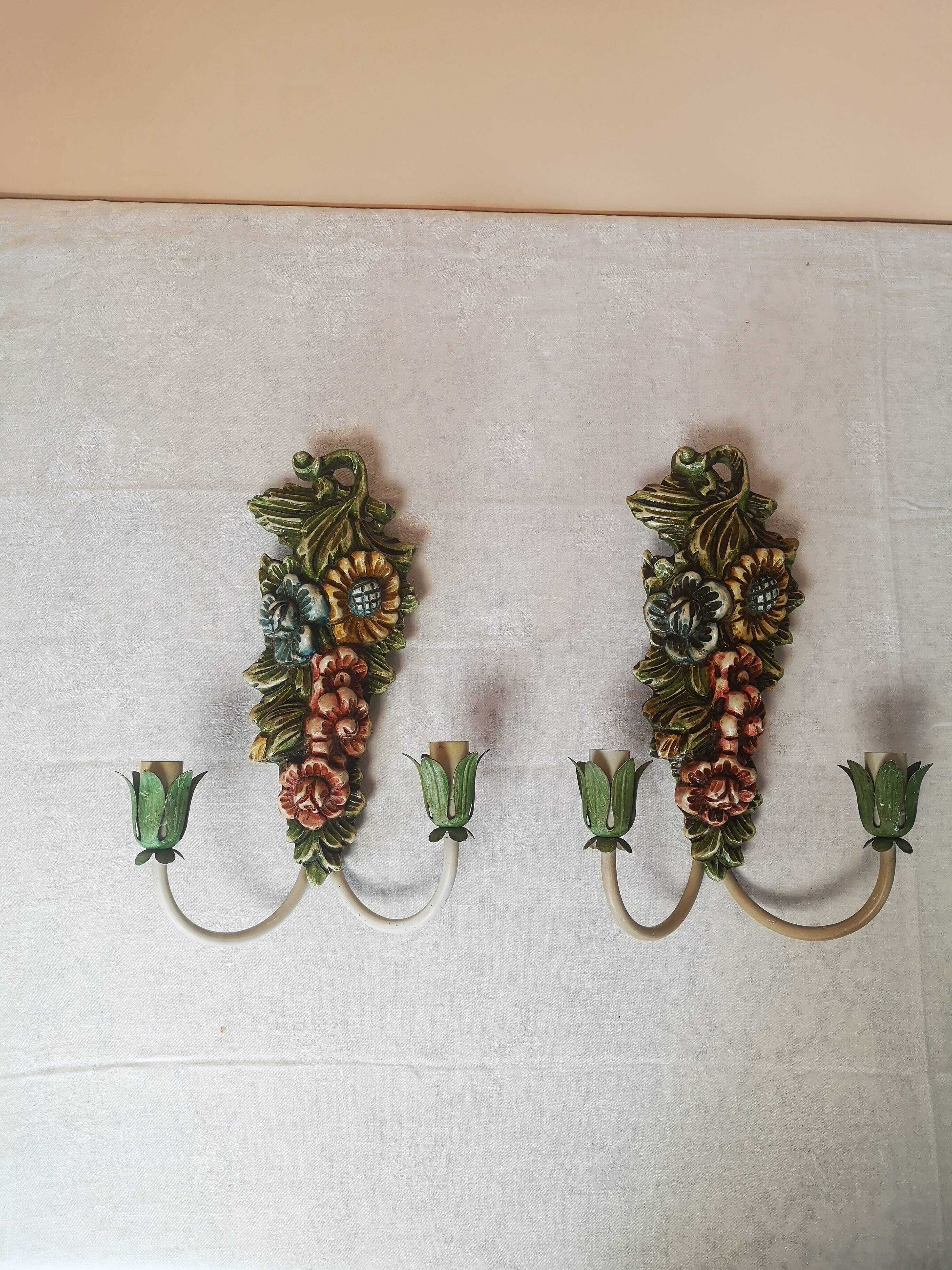 Paire d'appliques en bois sculpté polychrome