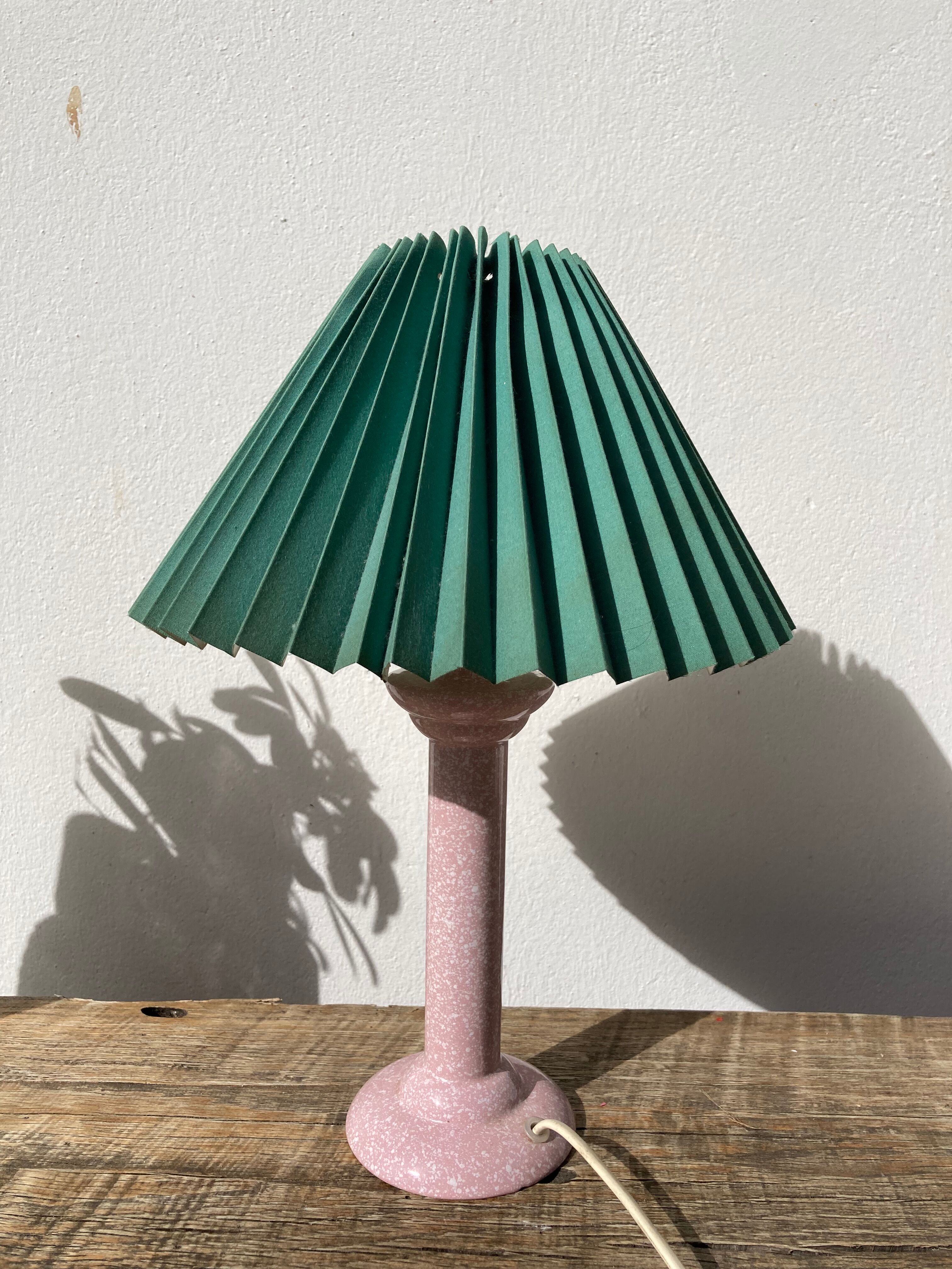 Lampe de chevet rose 1980 moucheté blanc abat jour plissé vert