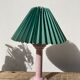 Lampe de chevet rose 1980 moucheté blanc abat jour plissé vert