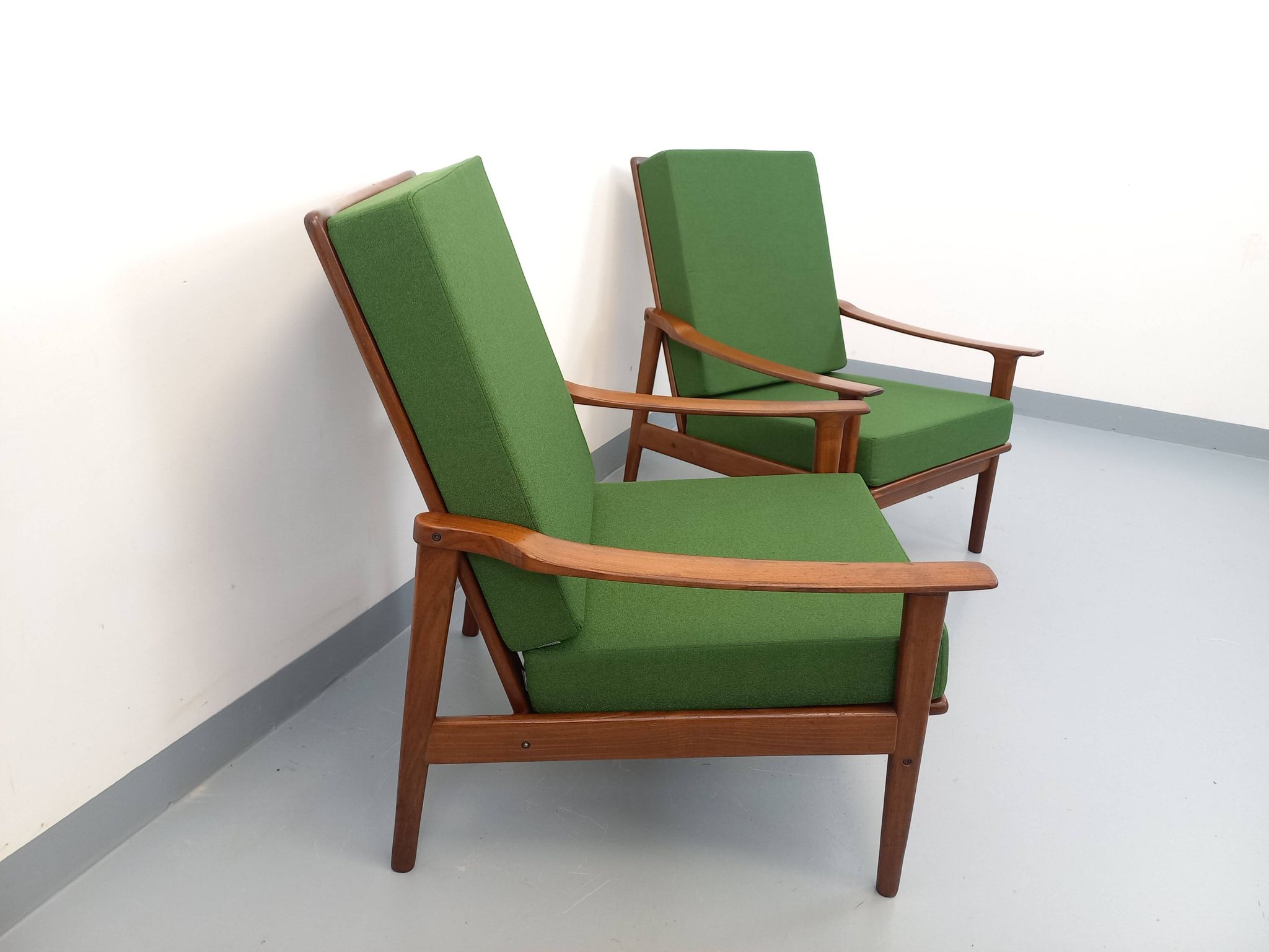 Pair of vintage Scandinavian armchairs in teak and green fabric from the 1960s.