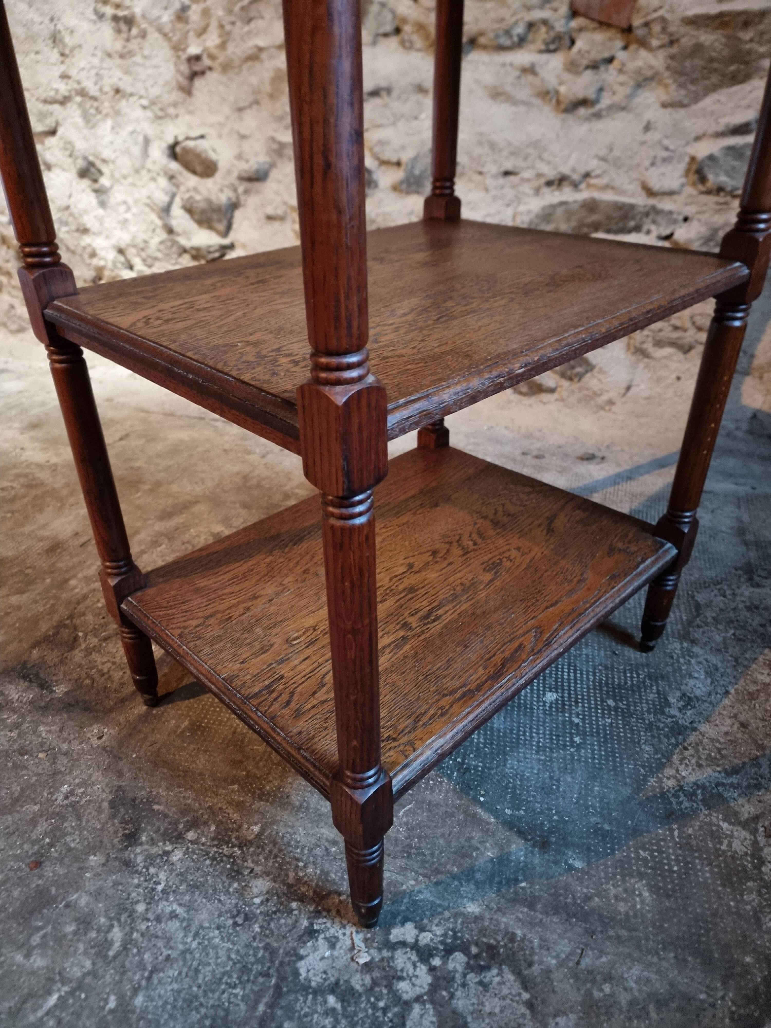 Vintage 1920s side table – Three-tiered shelf in French oak with turned legs.