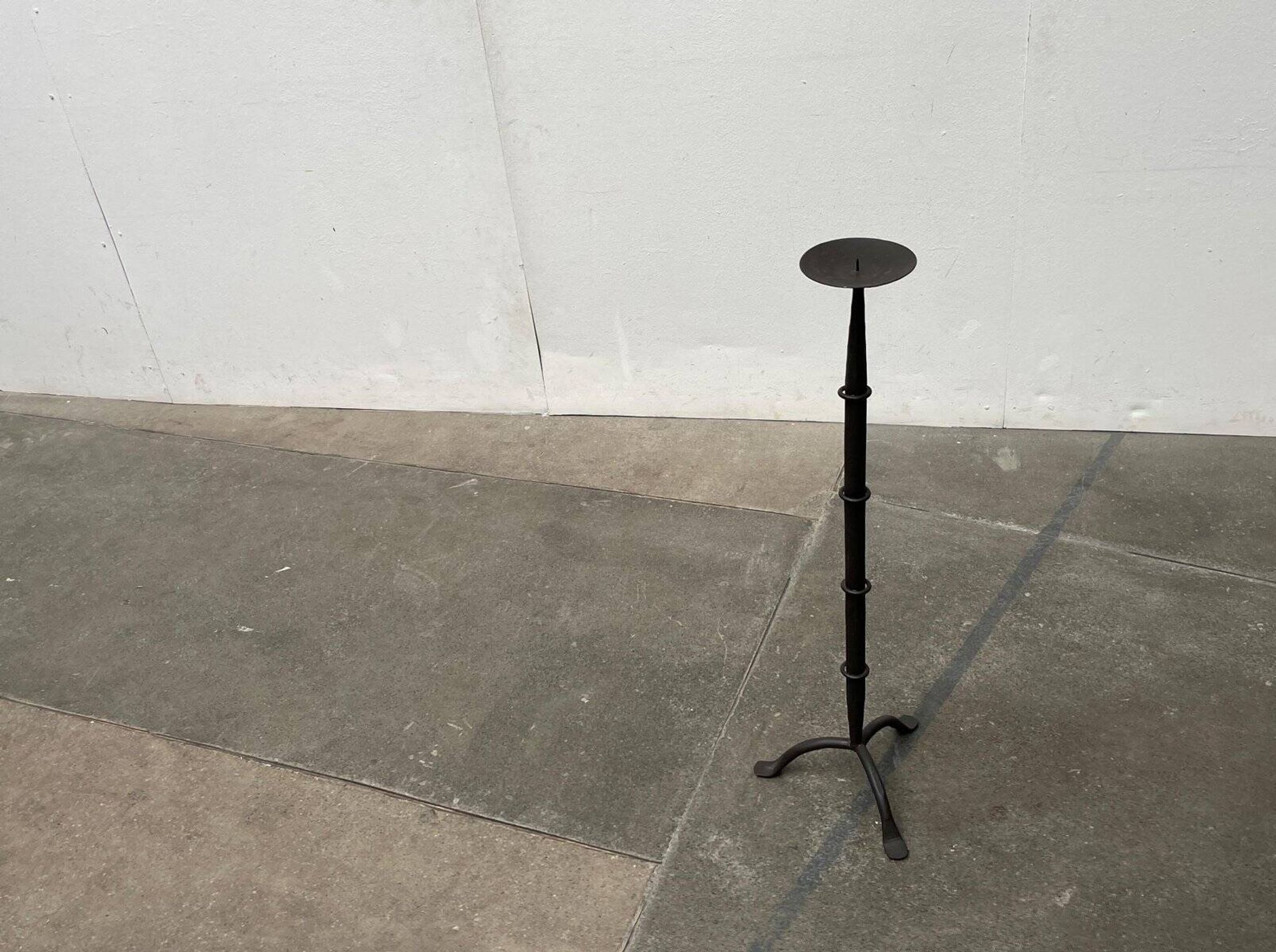 Large tripod candlestick in brutalist wrought iron, mid-century, 1960s.
