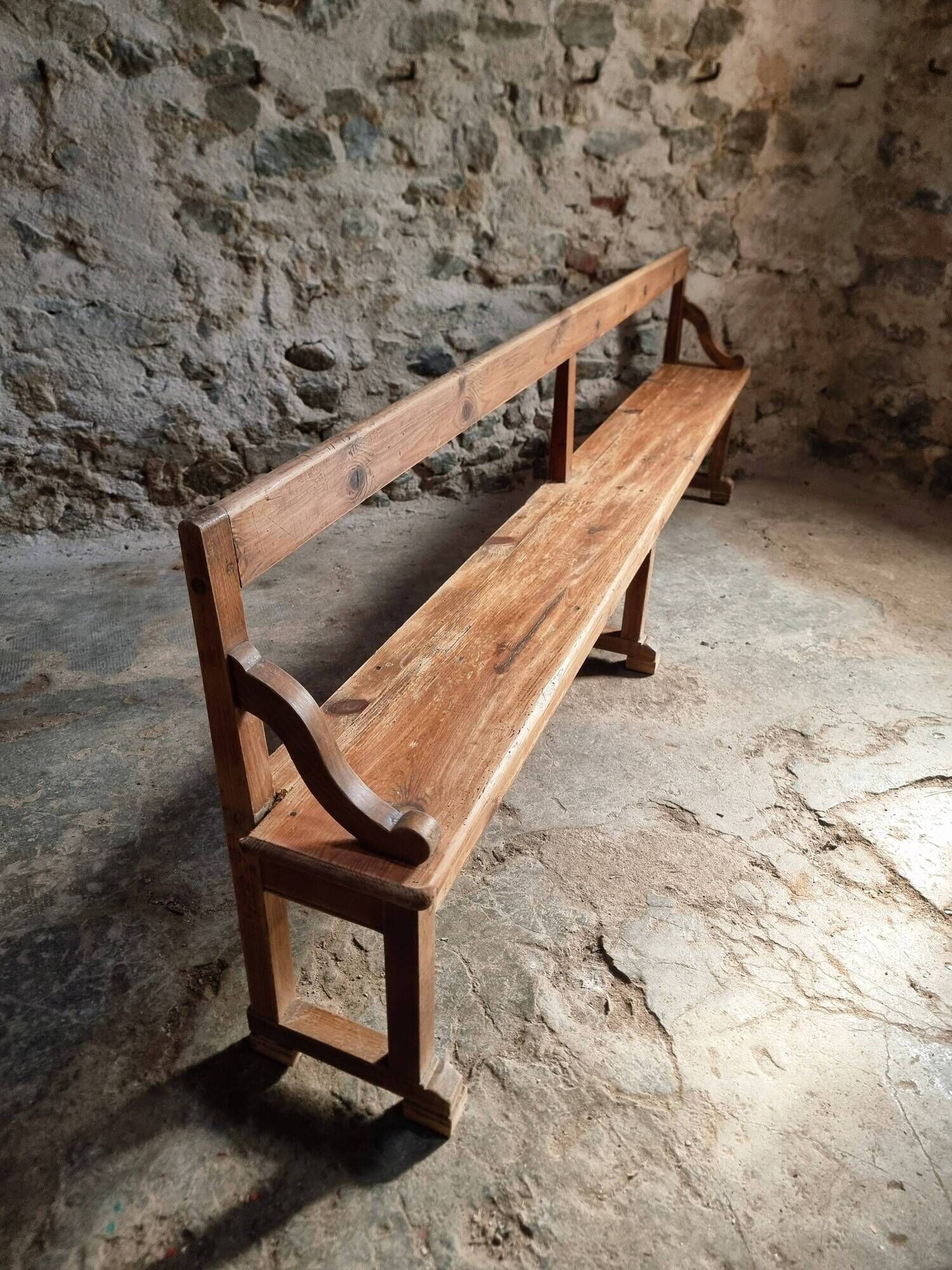 Grand banc ancien en bois avec dossier – fin XIXe siècle, pin et chêne
