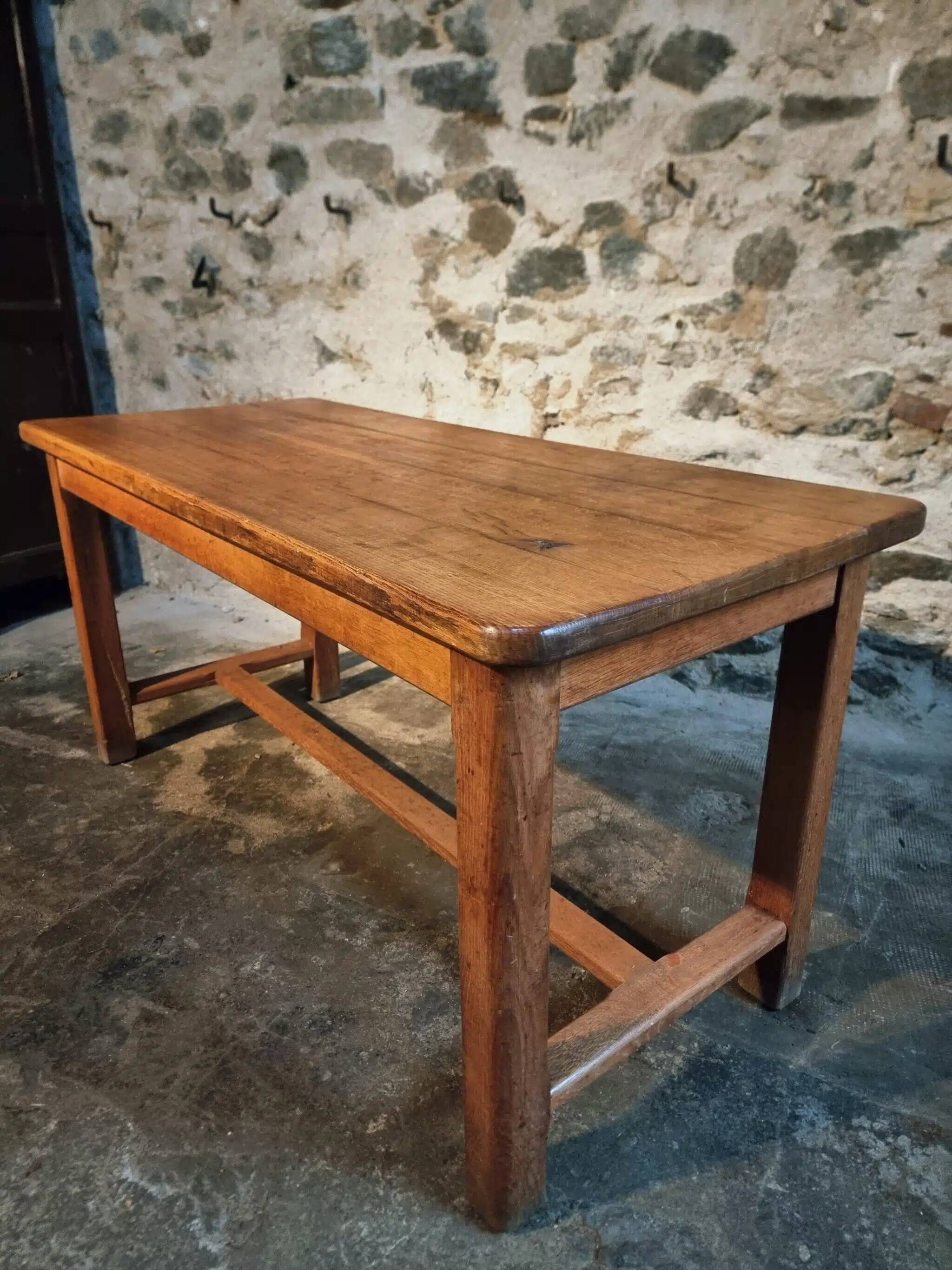 Table vintage en chêne français avec finition vernie d'origine