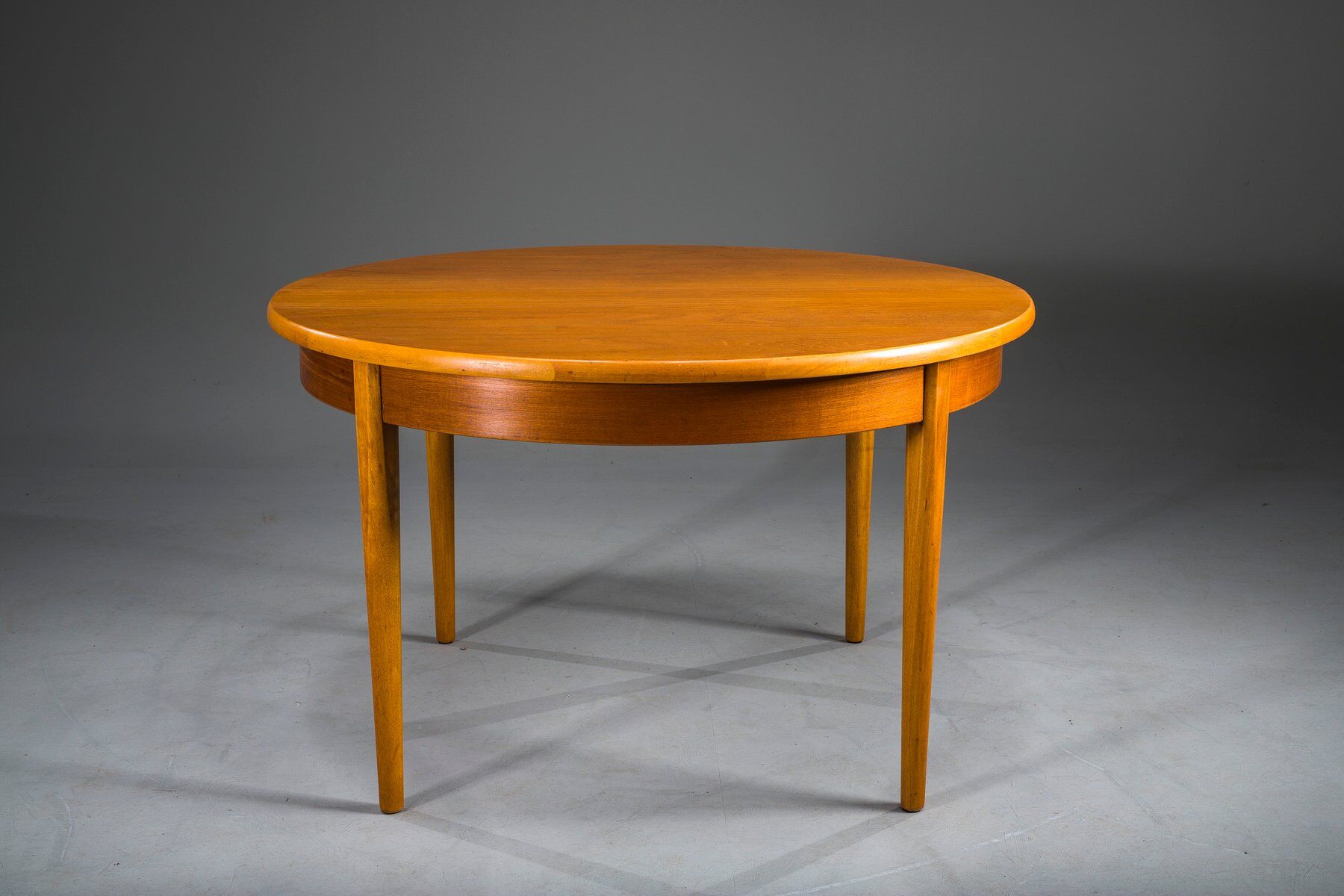 Round teak veneered extendable dining table from G-Plan, 1960s