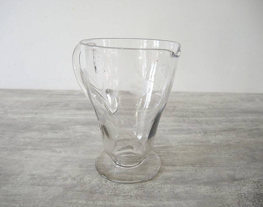 Ancien broc à eau en verre gravé décor raisins