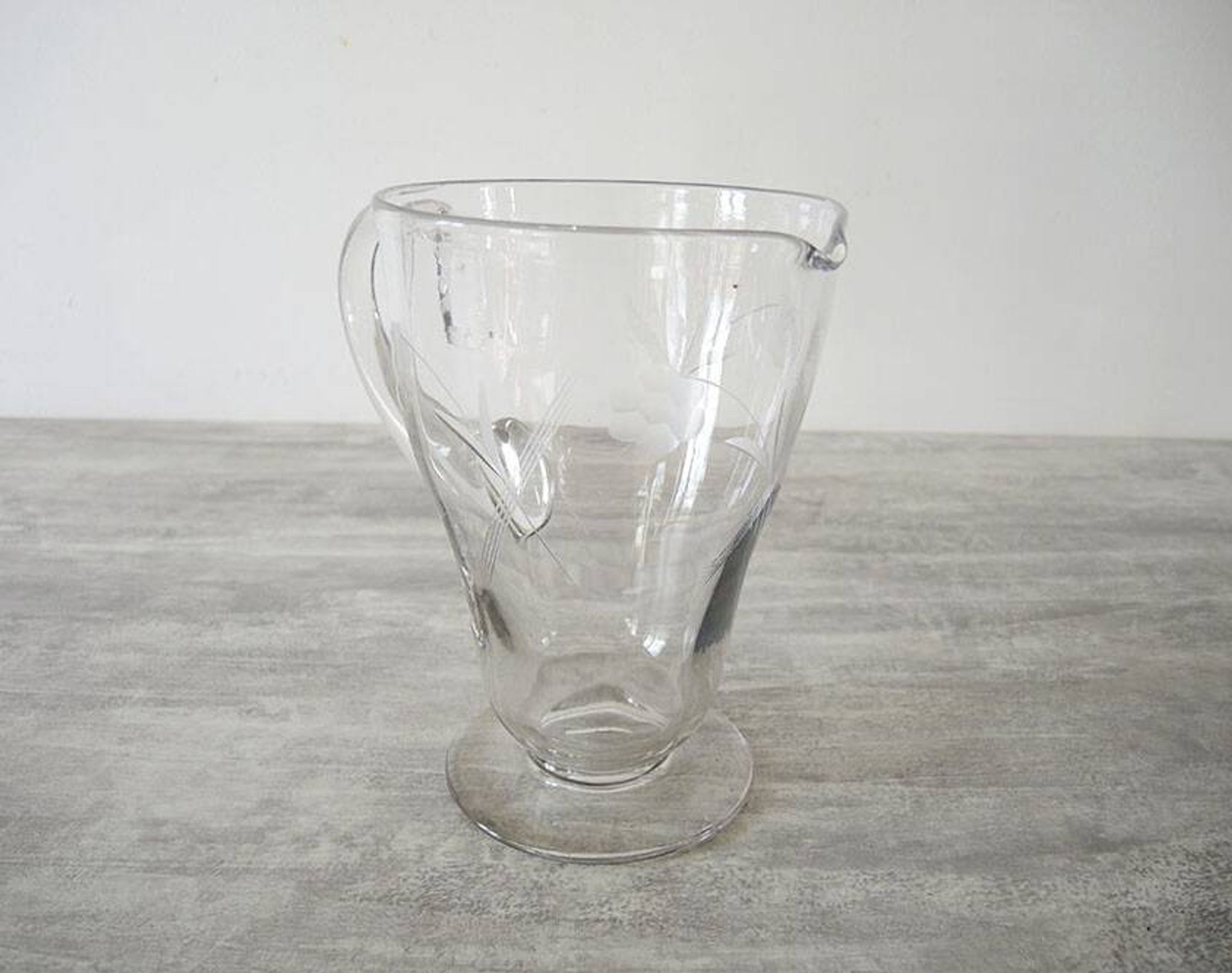 Ancien broc à eau en verre gravé décor raisins