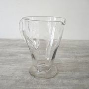 Ancien broc à eau en verre gravé décor raisins