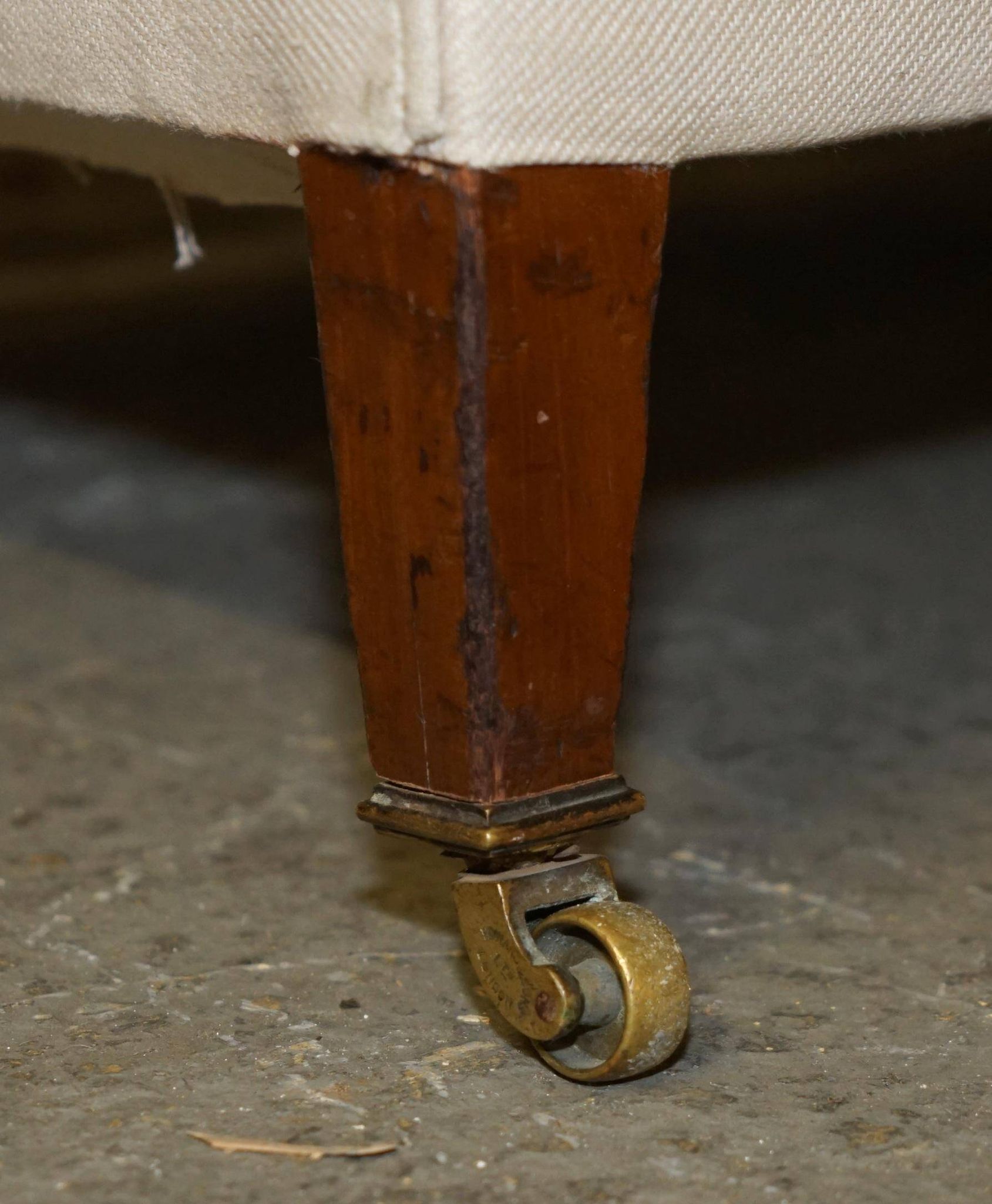 Victorian two-seater canapé 1880 Howard & Son