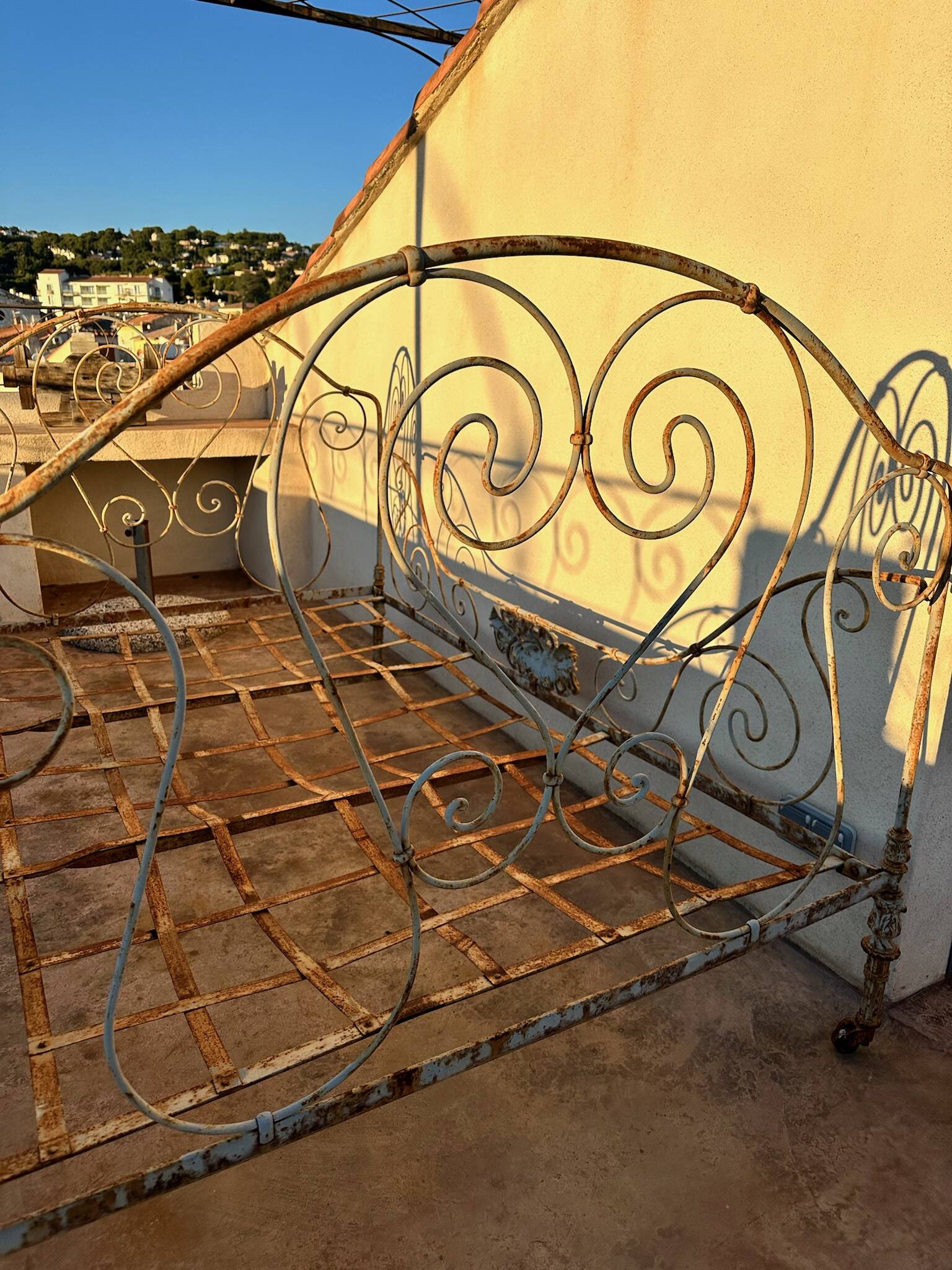 Lit ancien en fer forgé – patine d’origine – début XXe siècle