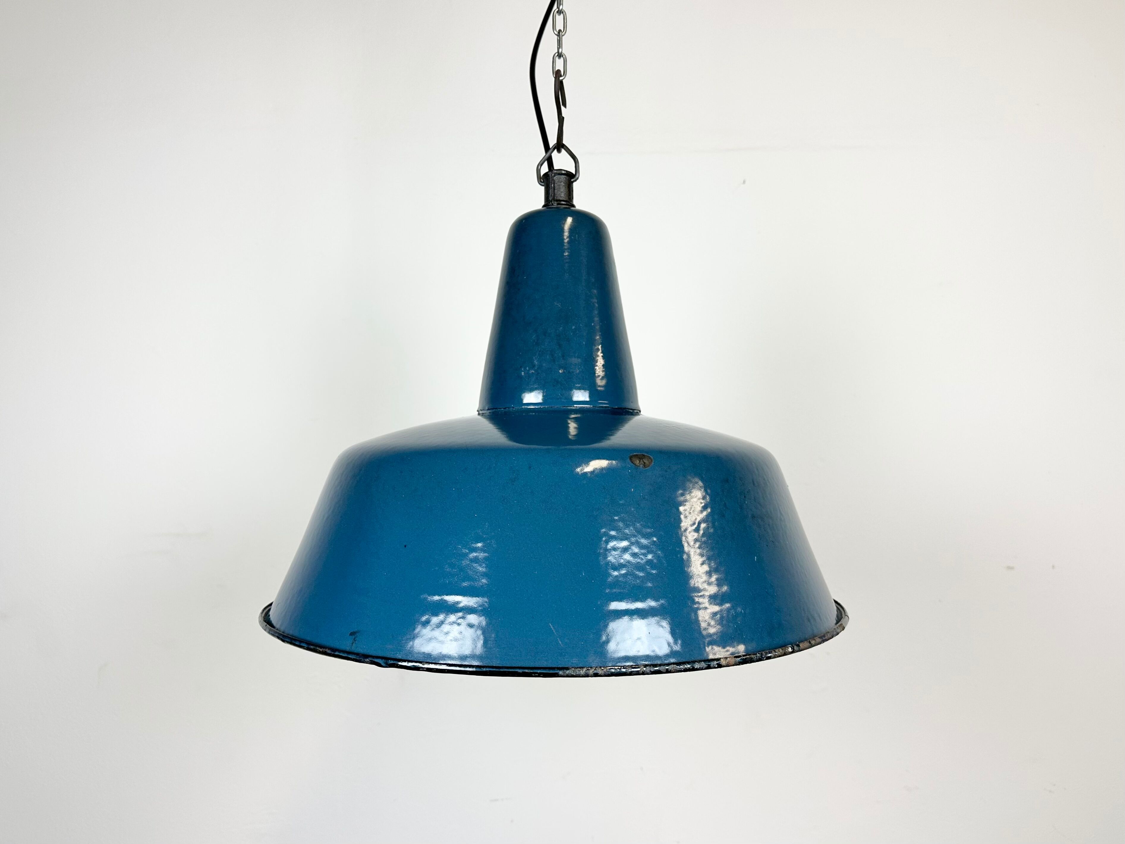 Suspension industrielle en émail bleu d’usine, années 1960
