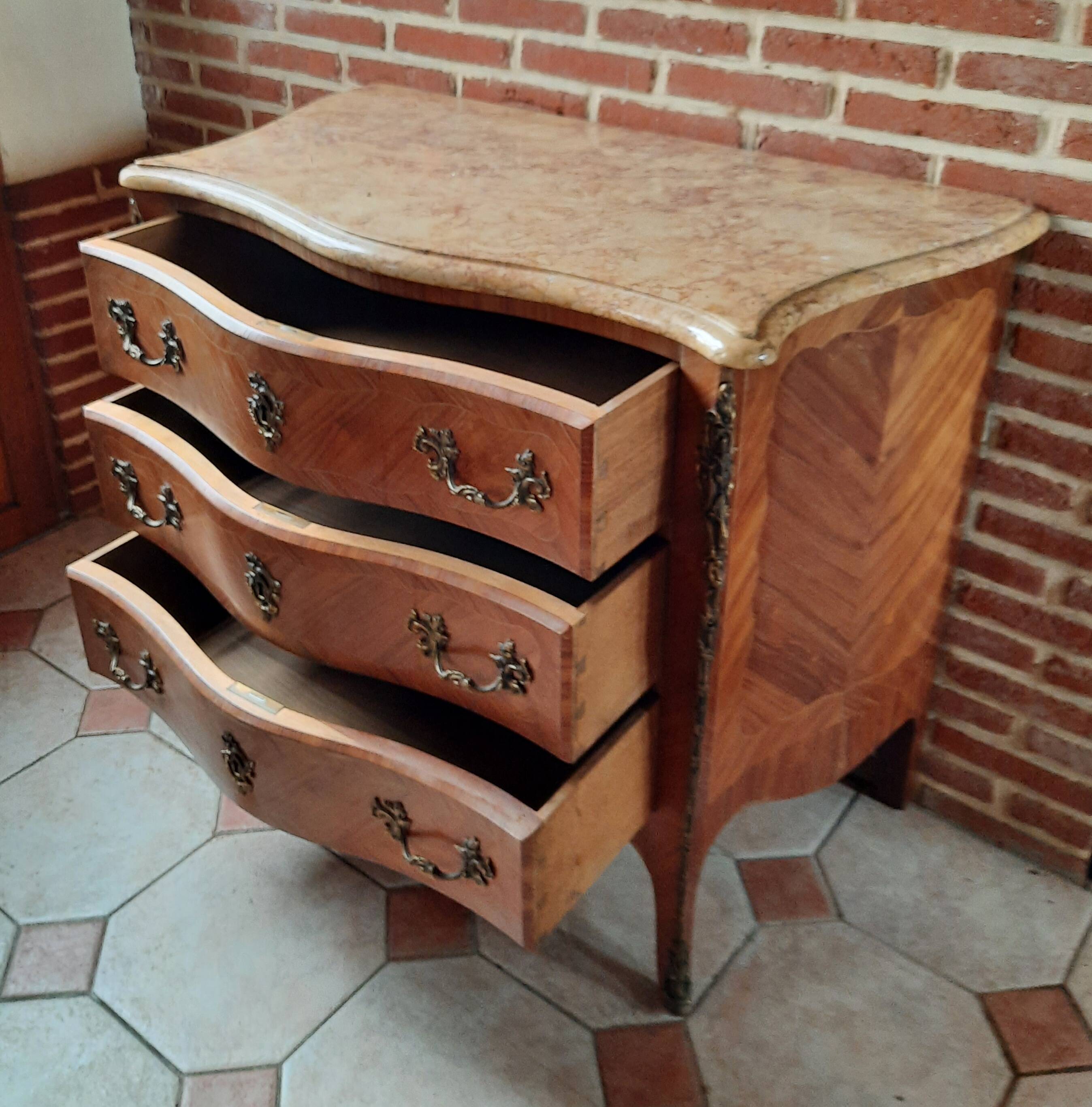 Commode style Louis XV en bois de rose