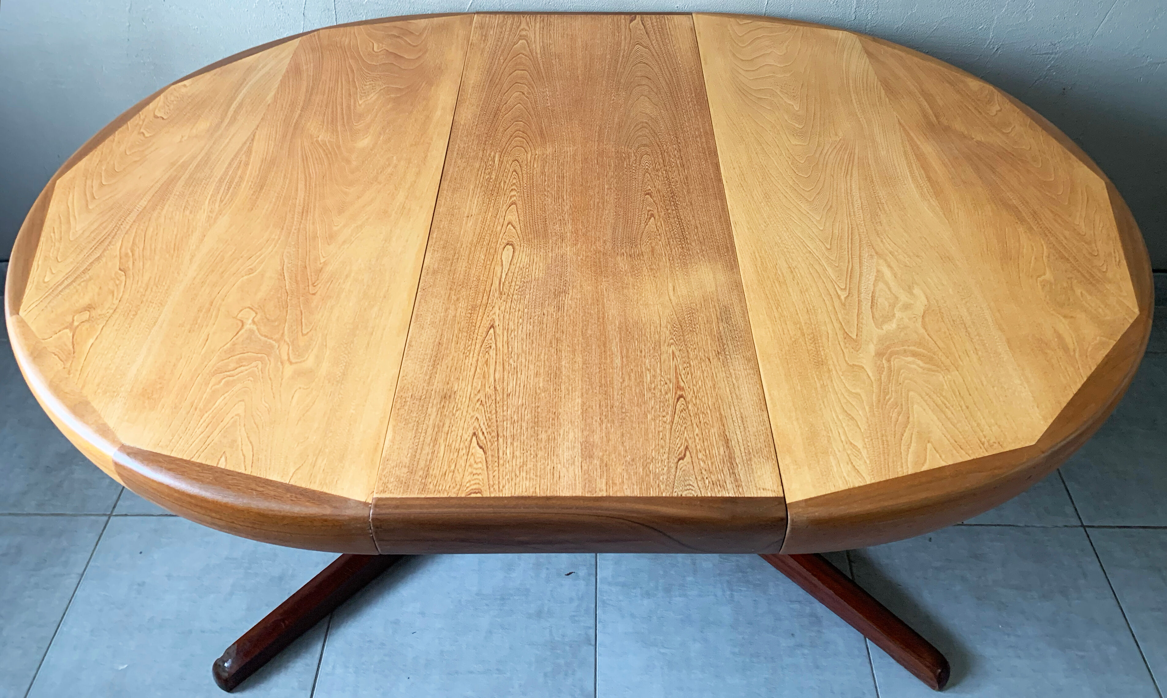 Vintage round Scandinavian table with extendable star center leg