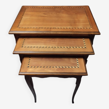 Suite de trois tables gigognes plateau marqueté de chevrons.  Style Louis XV