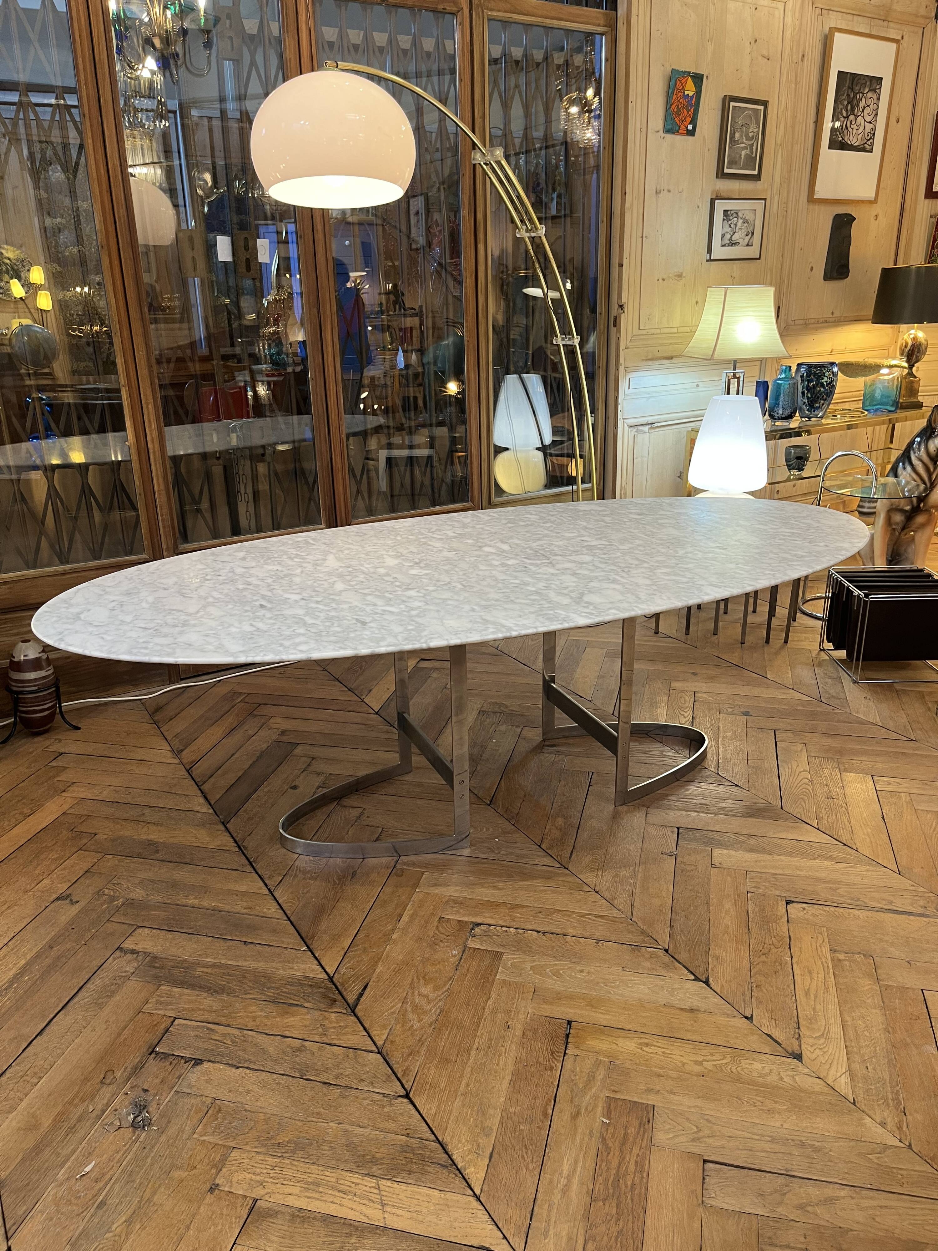 Oval table designed by Vittorio Introini, published by the Fratelli house.