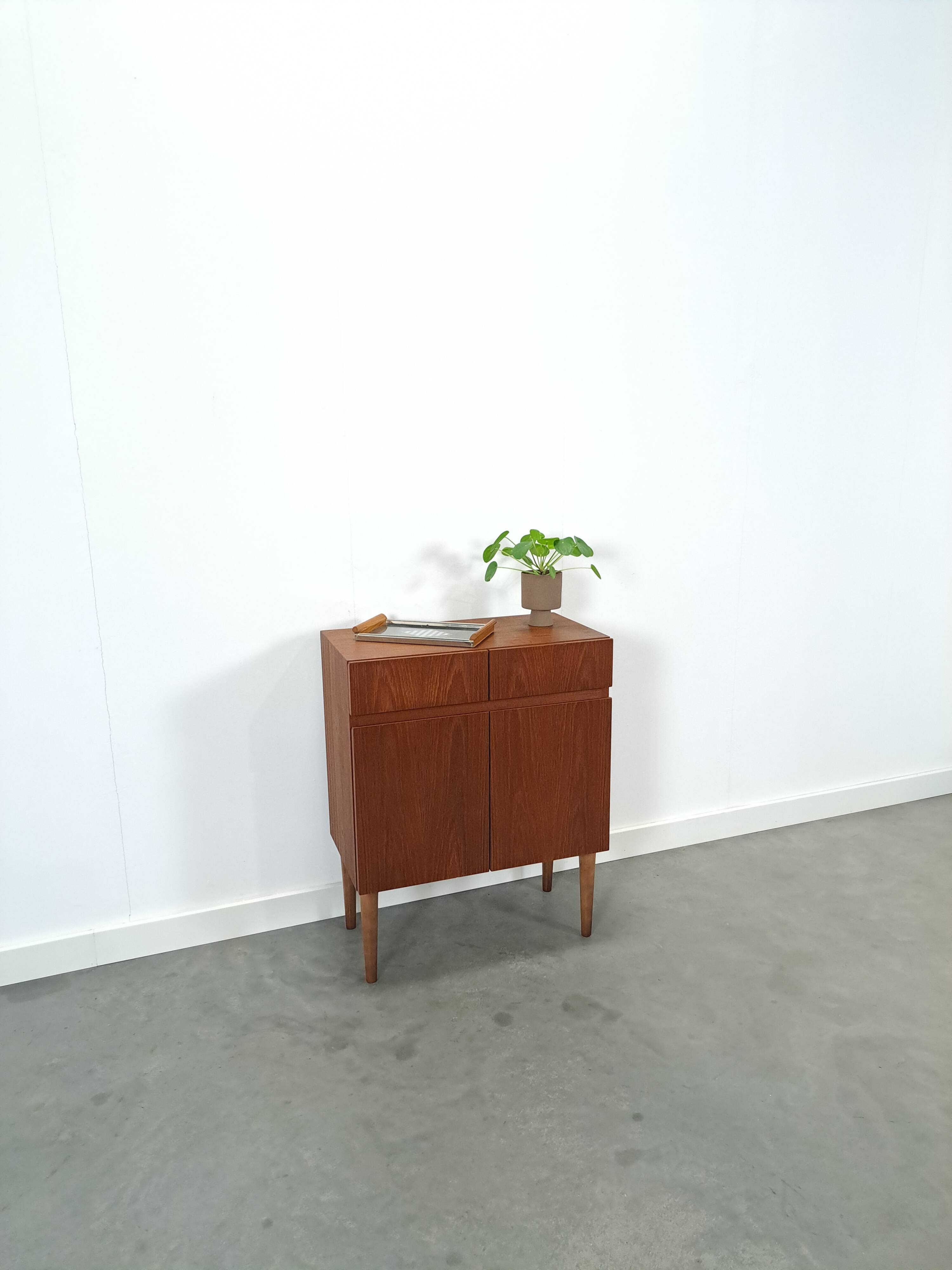 Teck plus fin kastje met lades, nr. 1