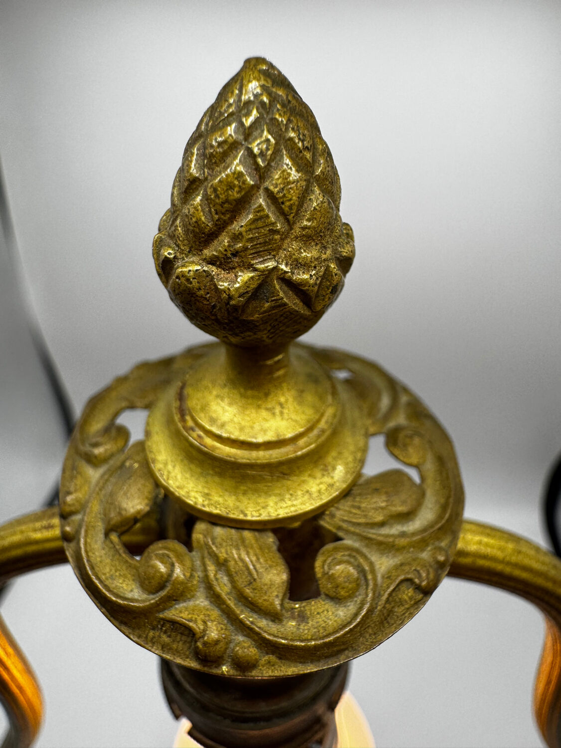 Antique lamp known as a lyre in bronze and marble from the late 19th century.