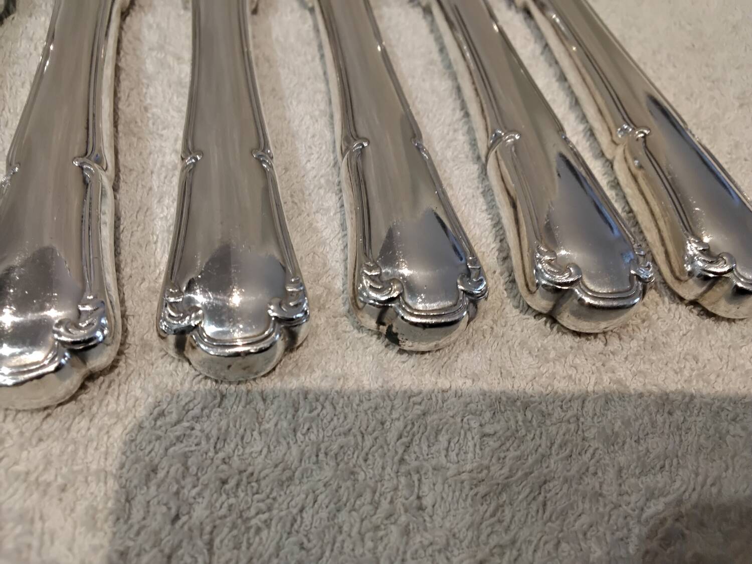 12 silver-plated table knives by Ercuis Valencay, 25cm