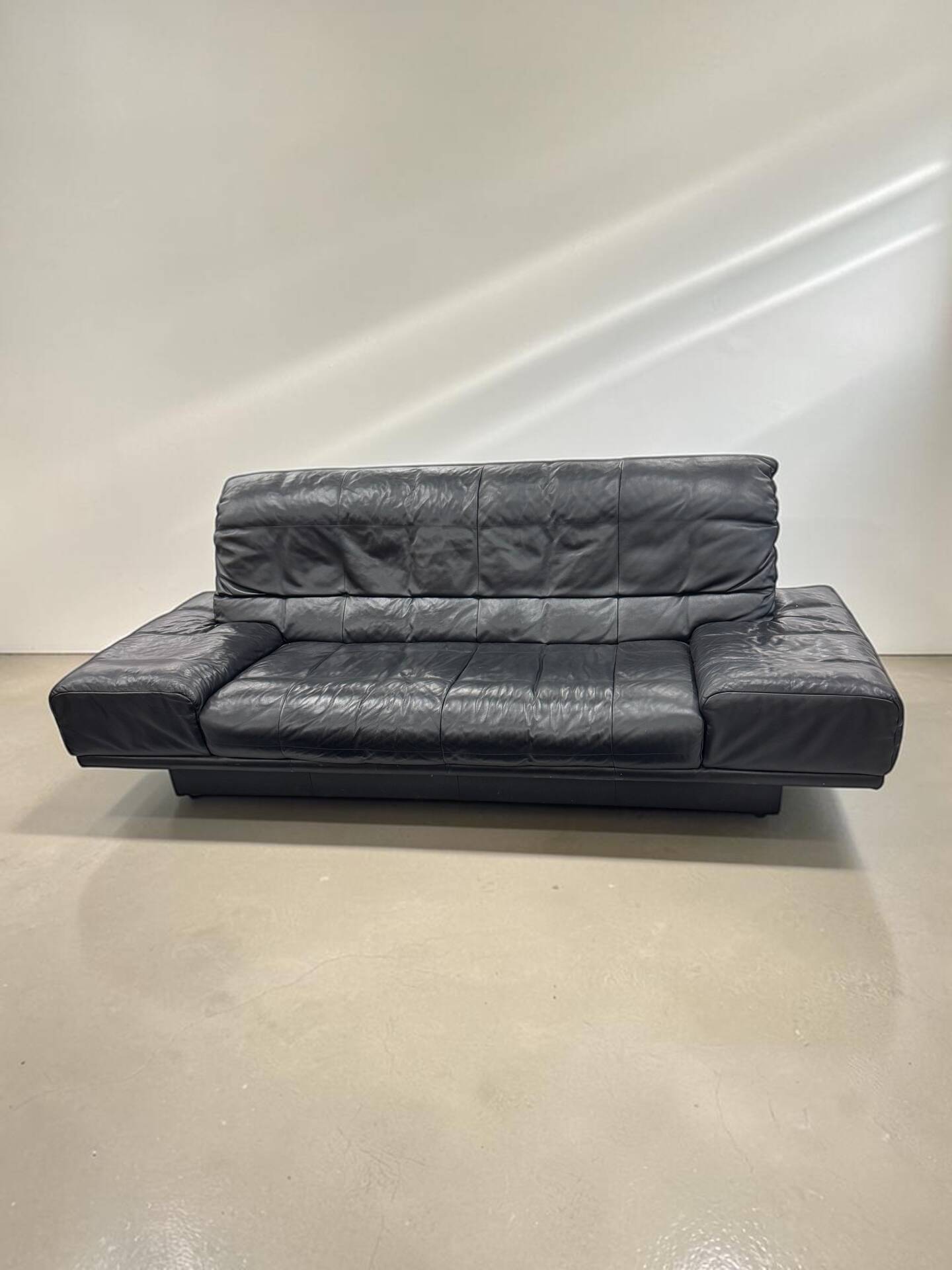 Vintage 3-seater sofa in black leather Rolf Benz RB 3400, 1980s.