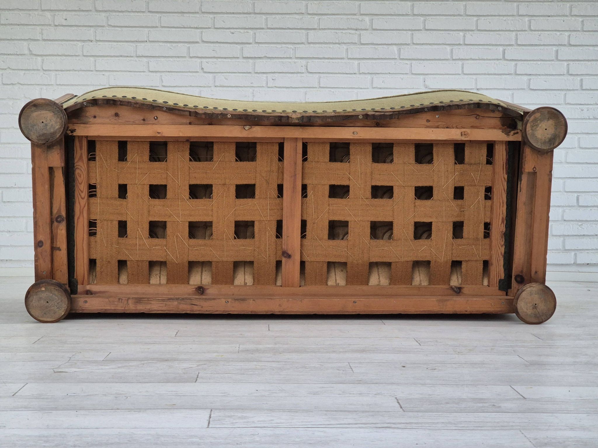 Canapé courbé danois des années 1950, mobilier en velours, bois de chêne.