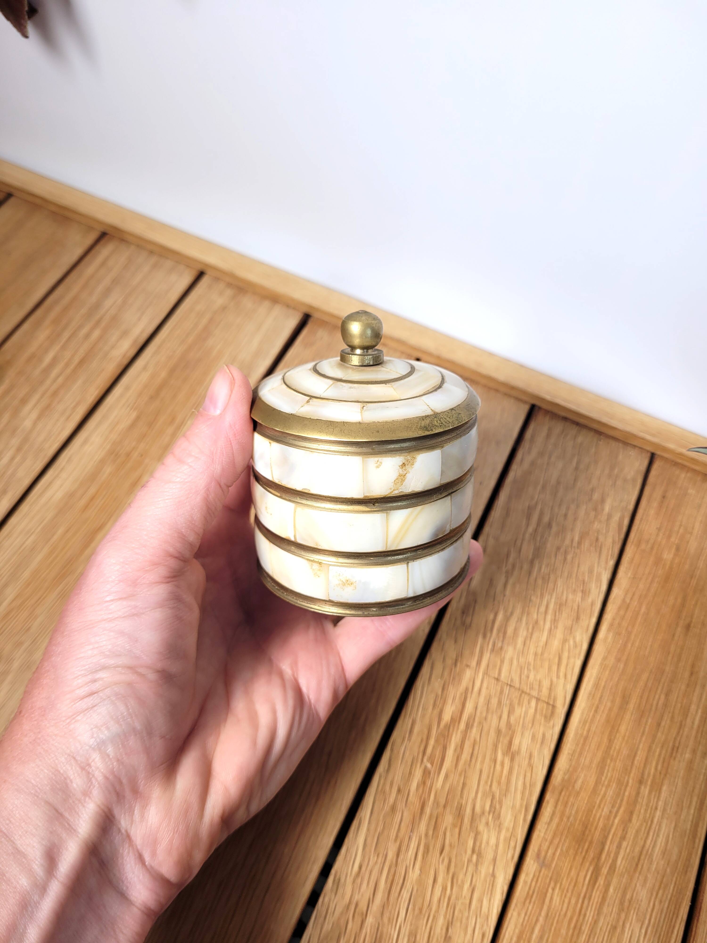 Small round box in mother-of-pearl and brass