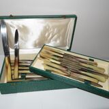 Ménagère complète à 2 étages 12 couteaux de table et 12 couteaux de table à fromage manche corne