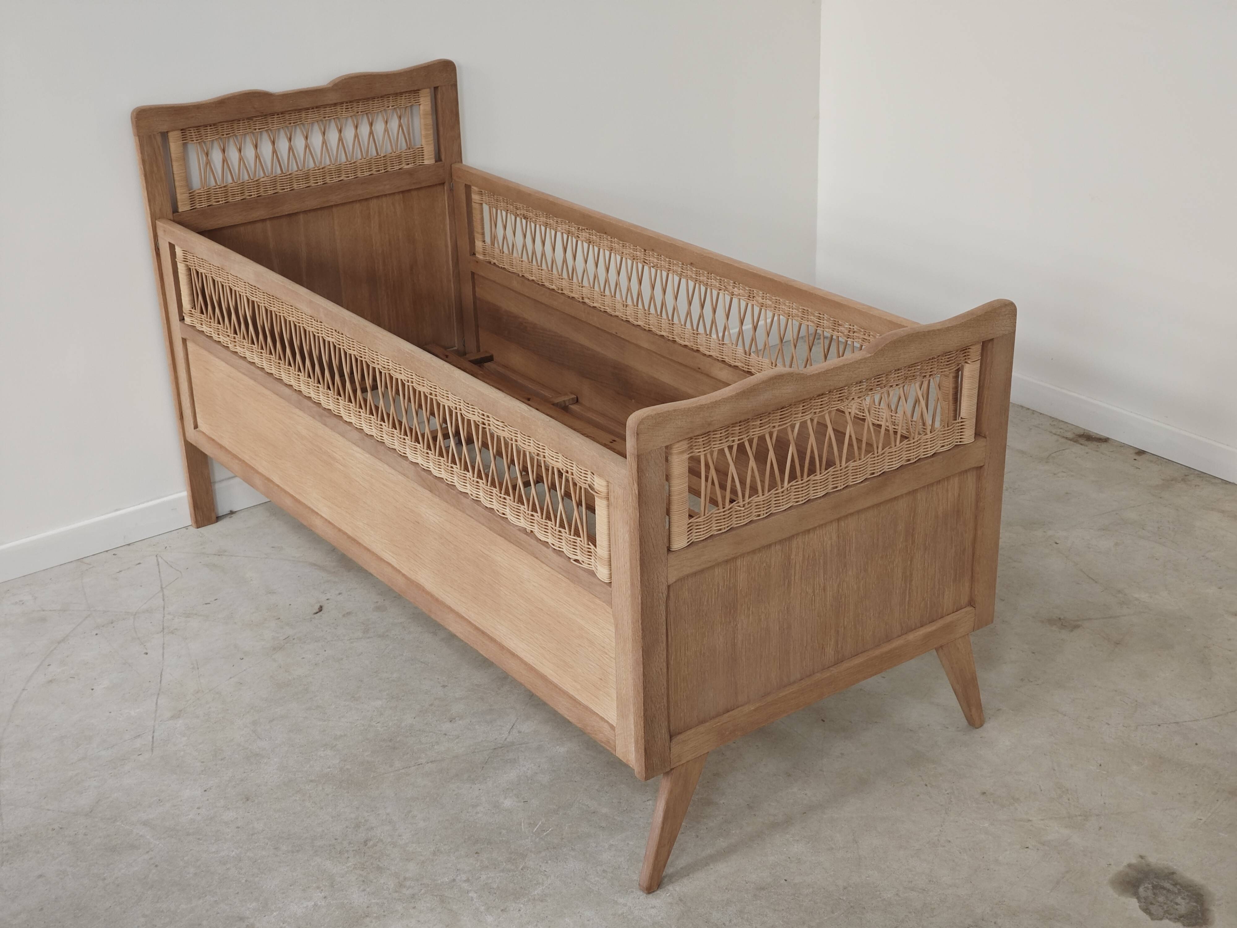 Children's bed in wood and sandblasted rattan from the 1960s.