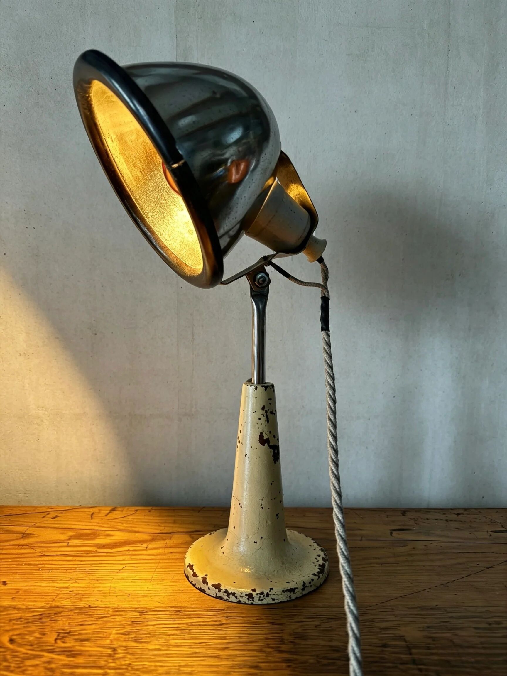 Lampe de table dans le style de Fritz Pendorff (RDA) vers les années 1950.