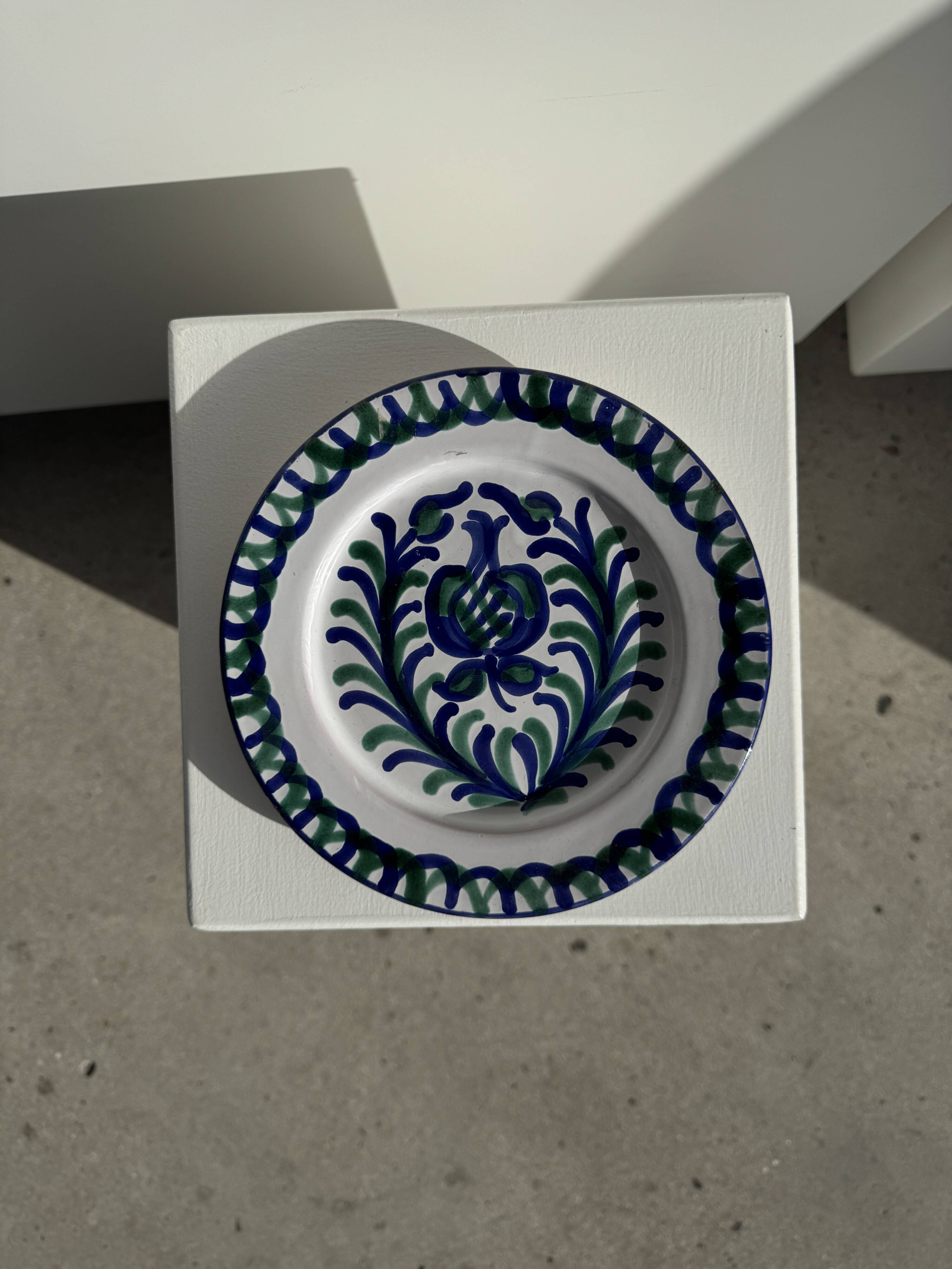 Artesania Alvarez Spanish plate in terracotta with blue plant motif.