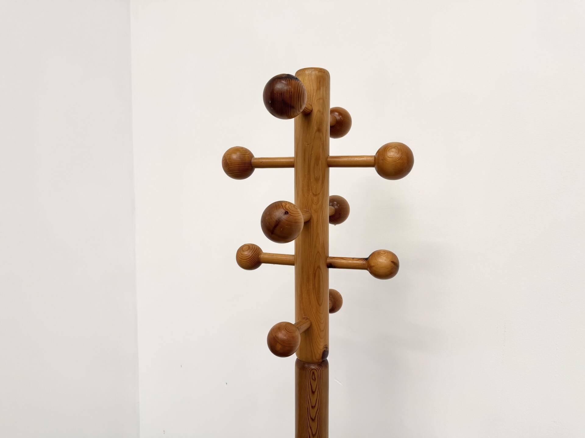 Free-standing coat rack in solid pine, Les Arcs, 1970s