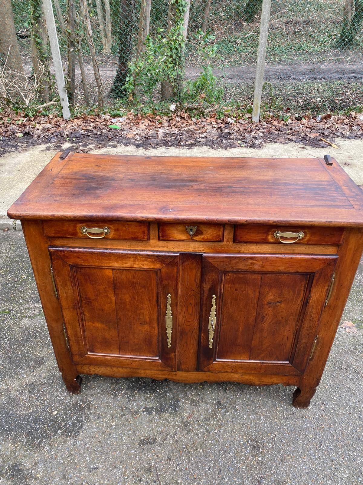 Louis XV buffet in solid wood from the 18th century, 120cm.