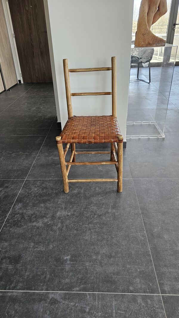Chaise en châtaigner,  assise en cuir tressé