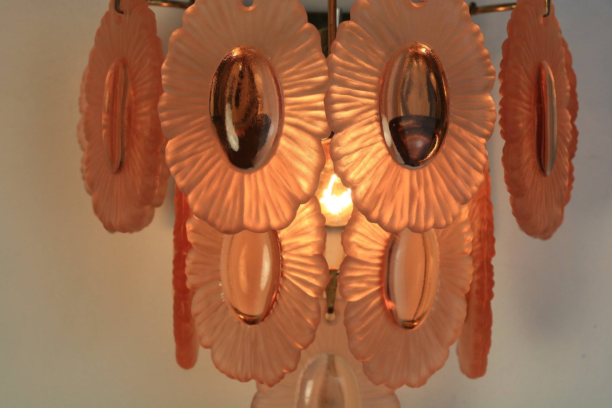 Paire d'appliques avec médaillon en verre rose, années 1970