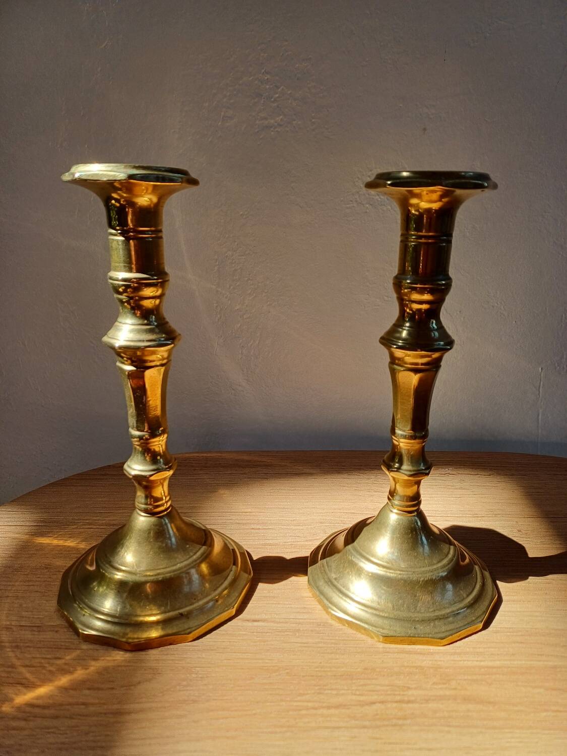 Paire de bougeoirs lourds en laiton