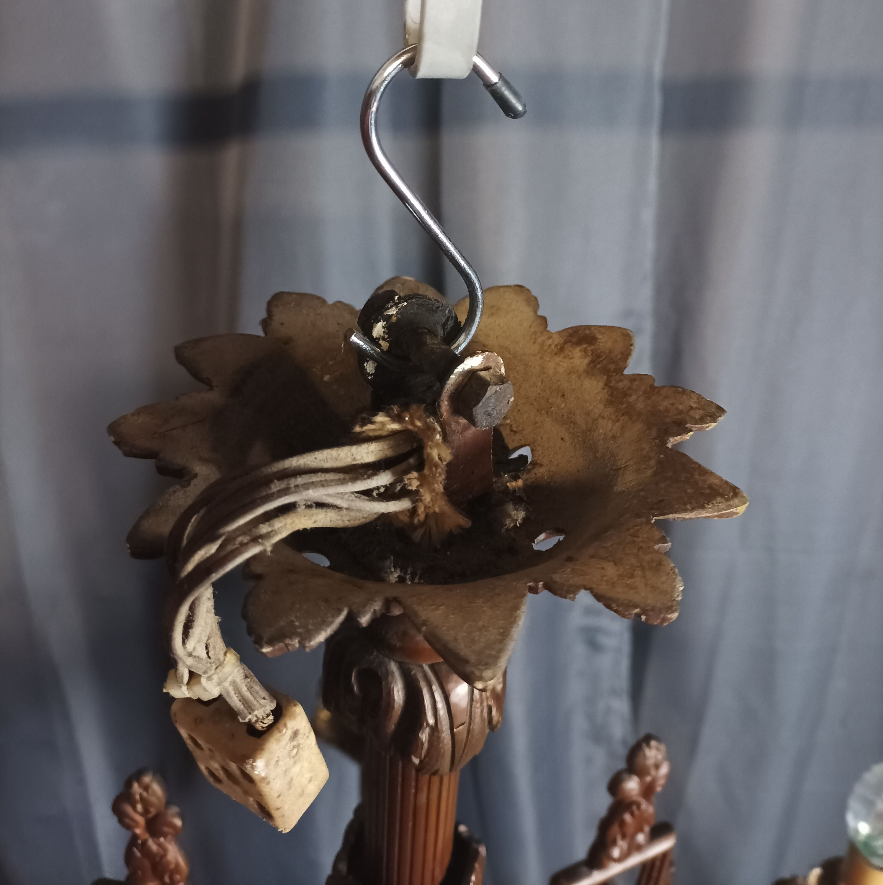 Louis XVI chandelier in bronze and brass