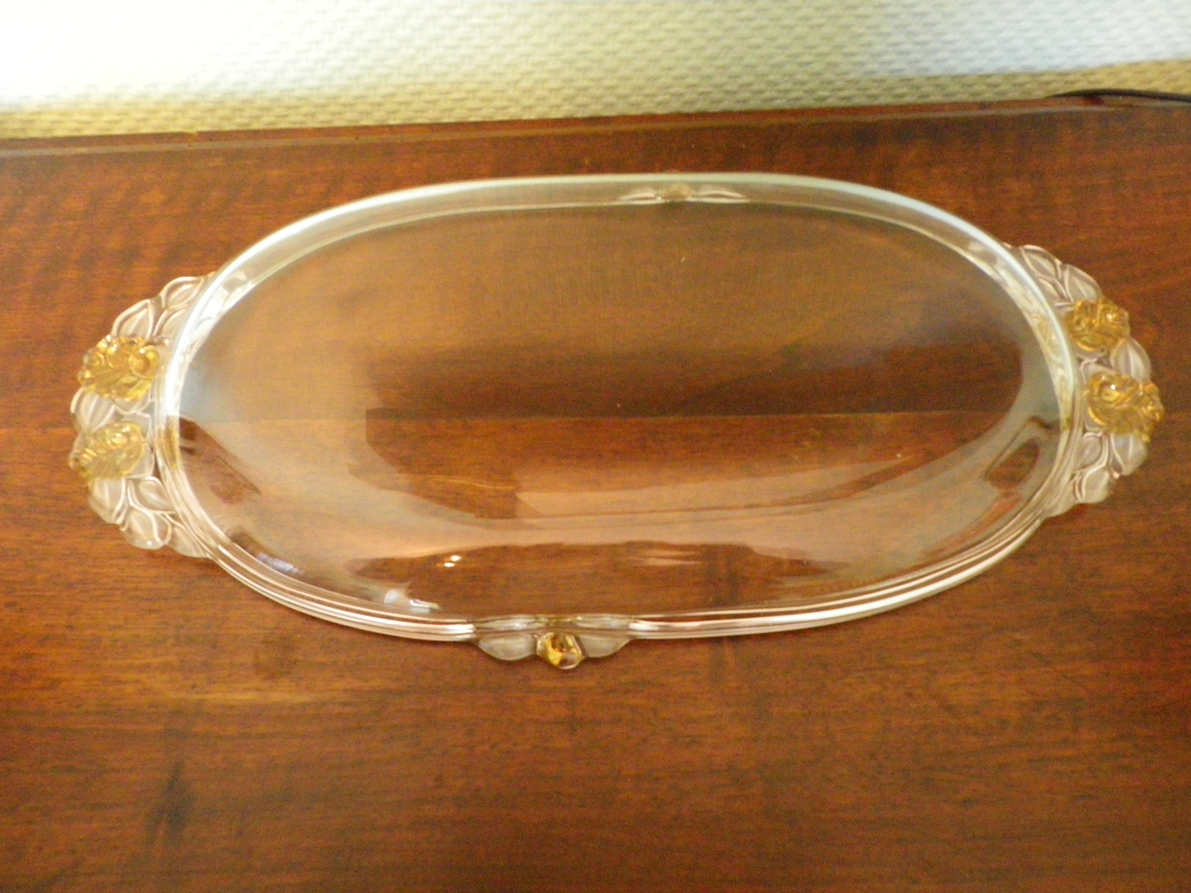 Plat de service vintage en verre transparent et bordures moulées en verre opaque avec dorure