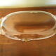 Plat de service vintage en verre transparent et bordures moulées en verre opaque avec dorure