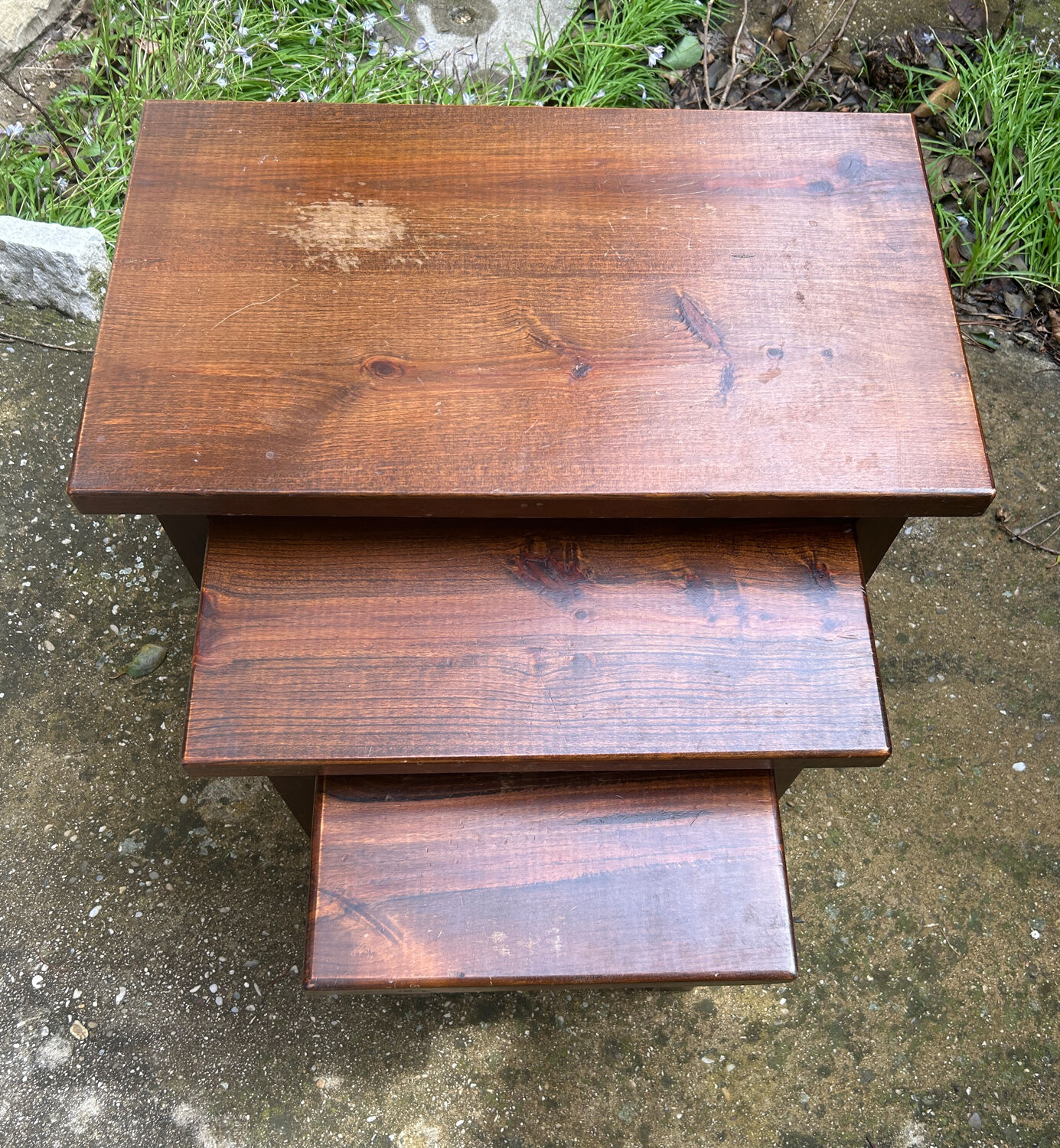 Set of 3 nesting coffee tables in oak.