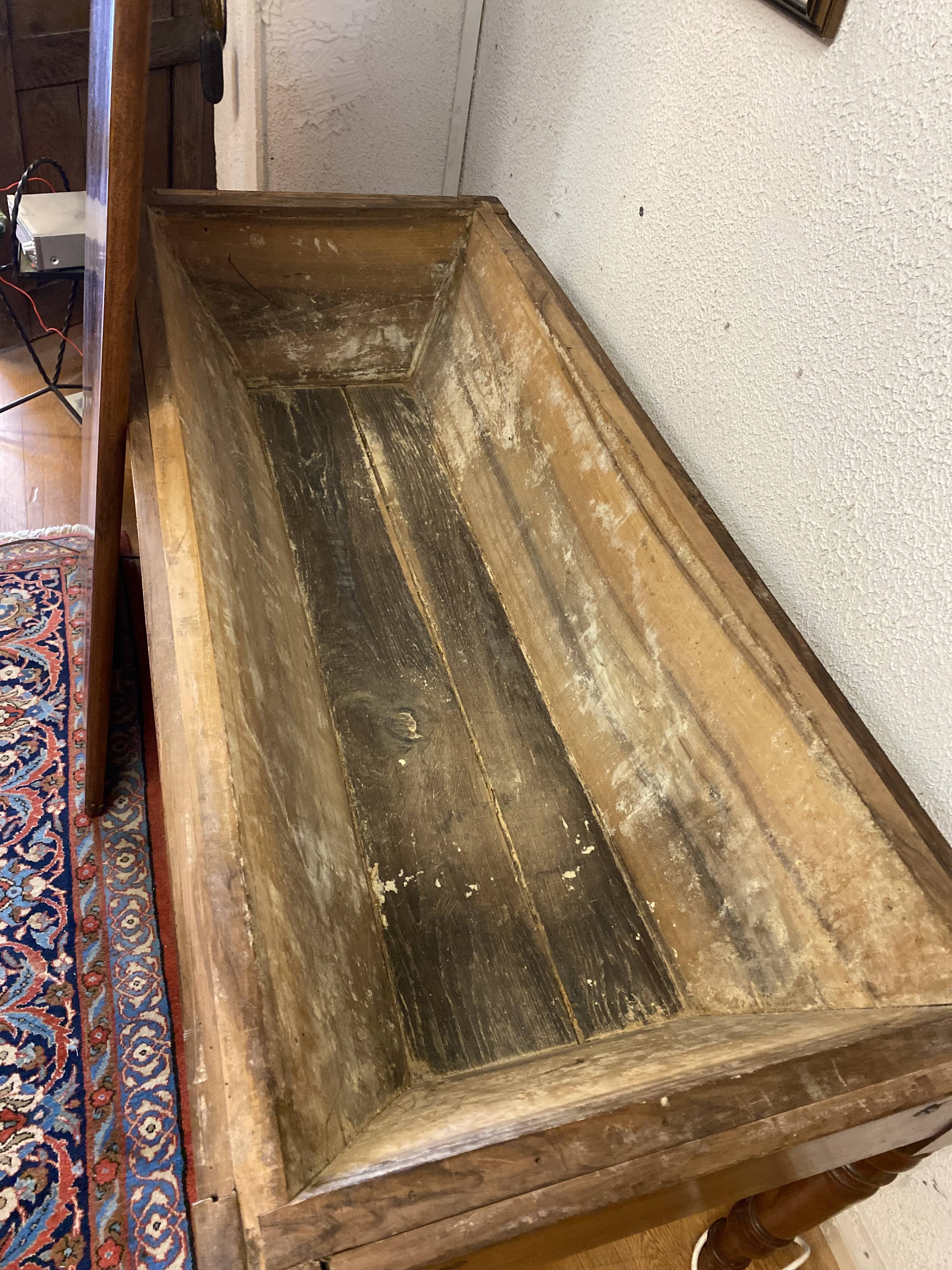 table pétrin en noyer, parfait état.