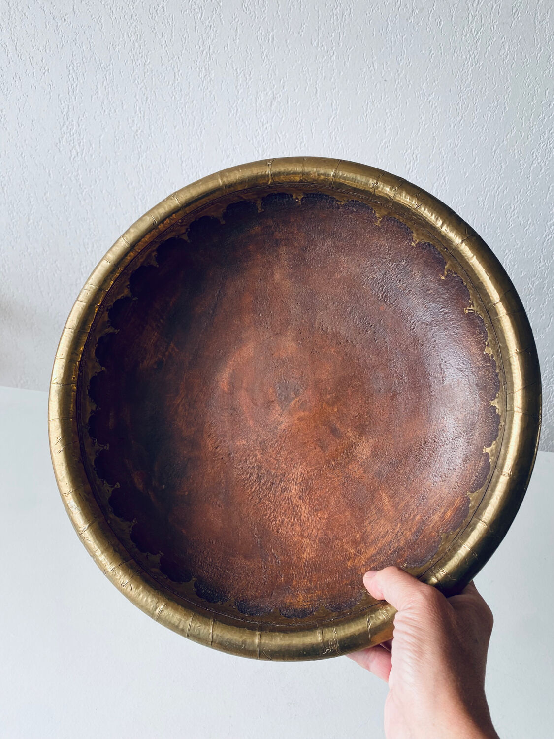 Grand saladier en bois et laiton