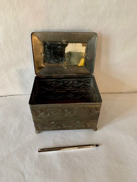Antique jewelry box in repoussé metal, Art Deco/ 1920