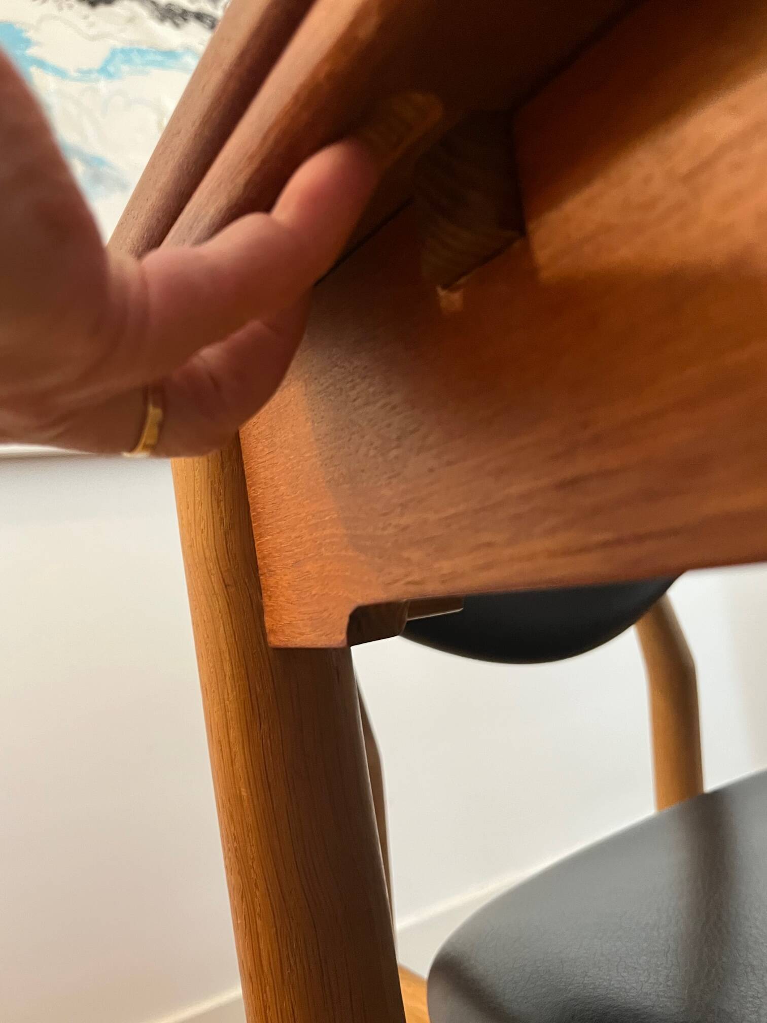 Table de salle à manger danoise. Teck massif avec détails en chêne. Fabriquée en 1960.