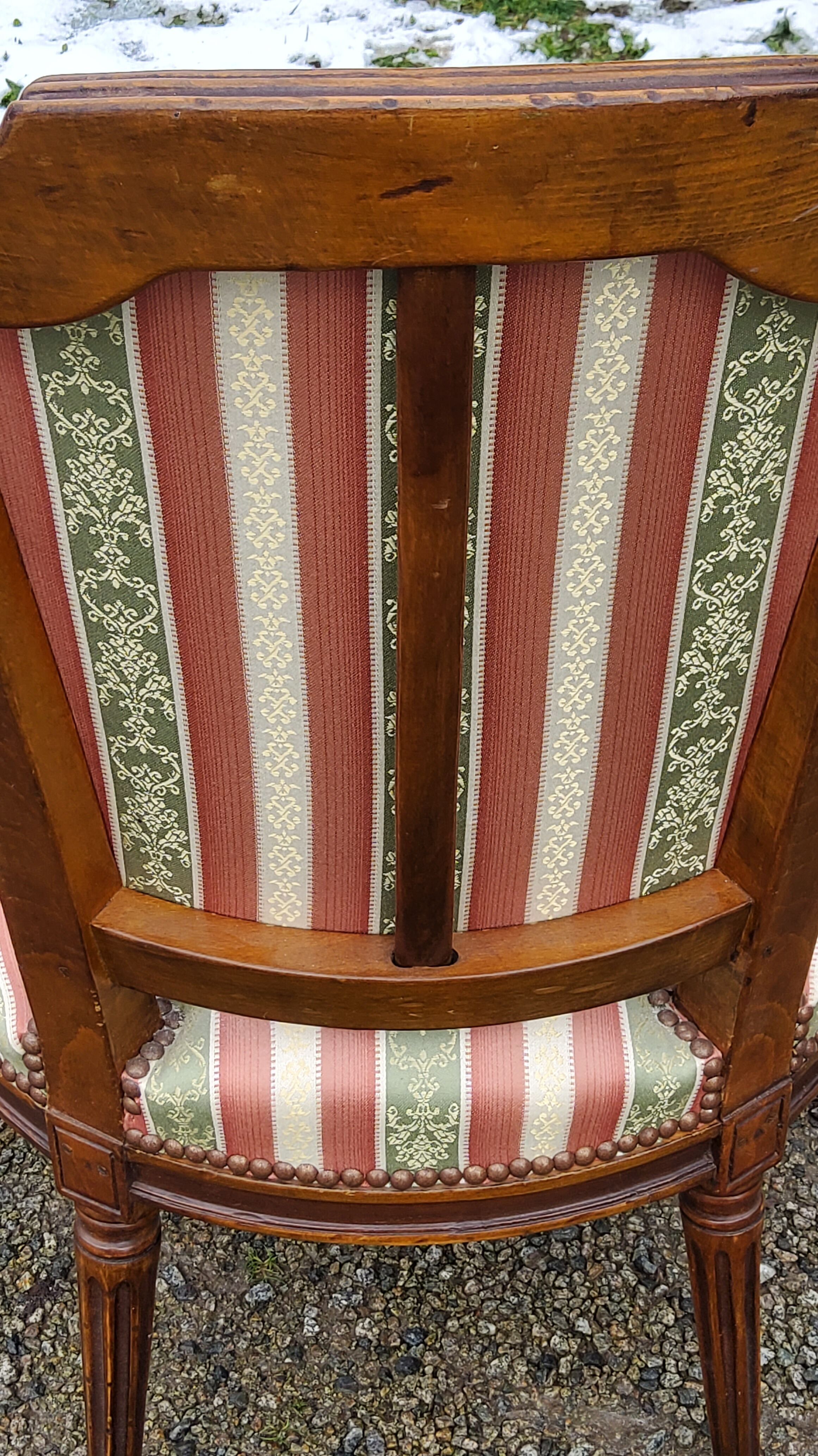 Paire de fauteuils cabriolets de style Louis XVI