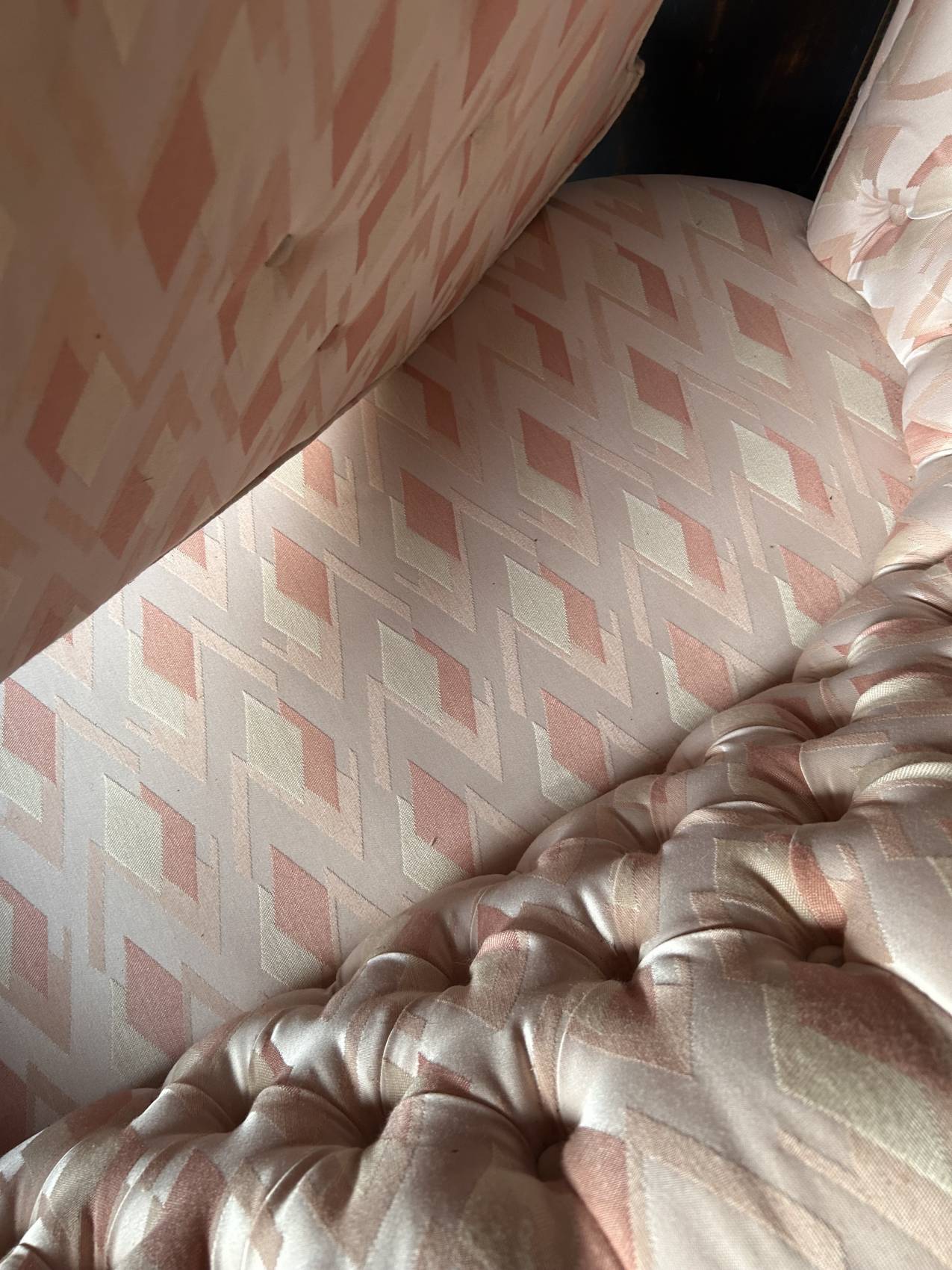 Small vintage 2-seater sofa from the 70s in Hollywood Regency style, satin pink.